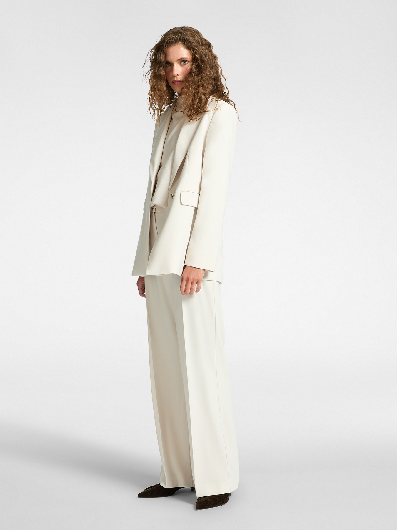 Blazer de abotoamento simples em tecido crepe image number 2