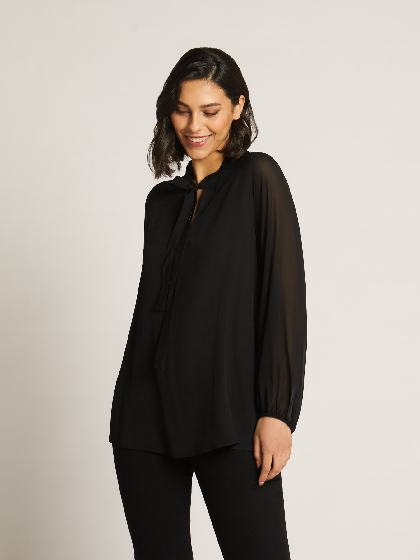 Blusa con lazo en el cuello image number 2