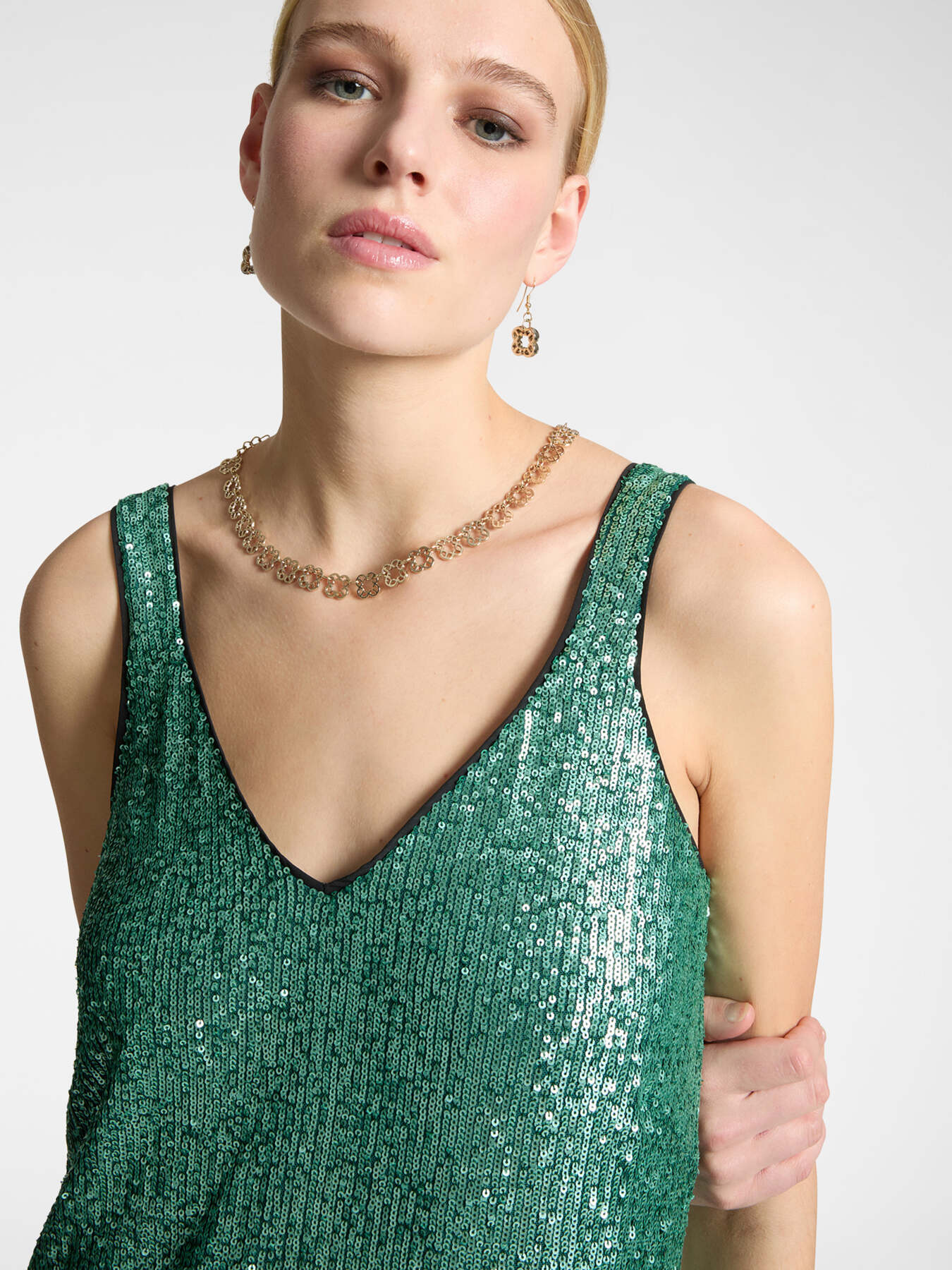 Robe longue enti&egrave;rement &agrave; paillettes image number 3