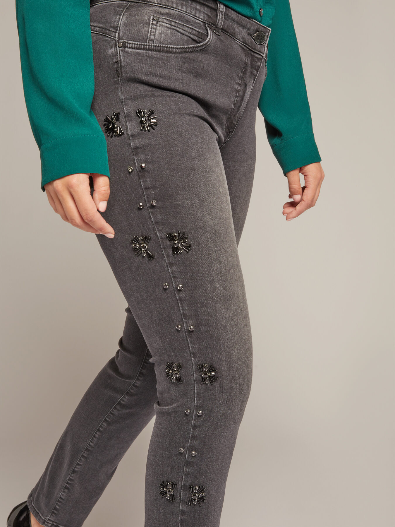 Jeans ricamati a mano image number 4