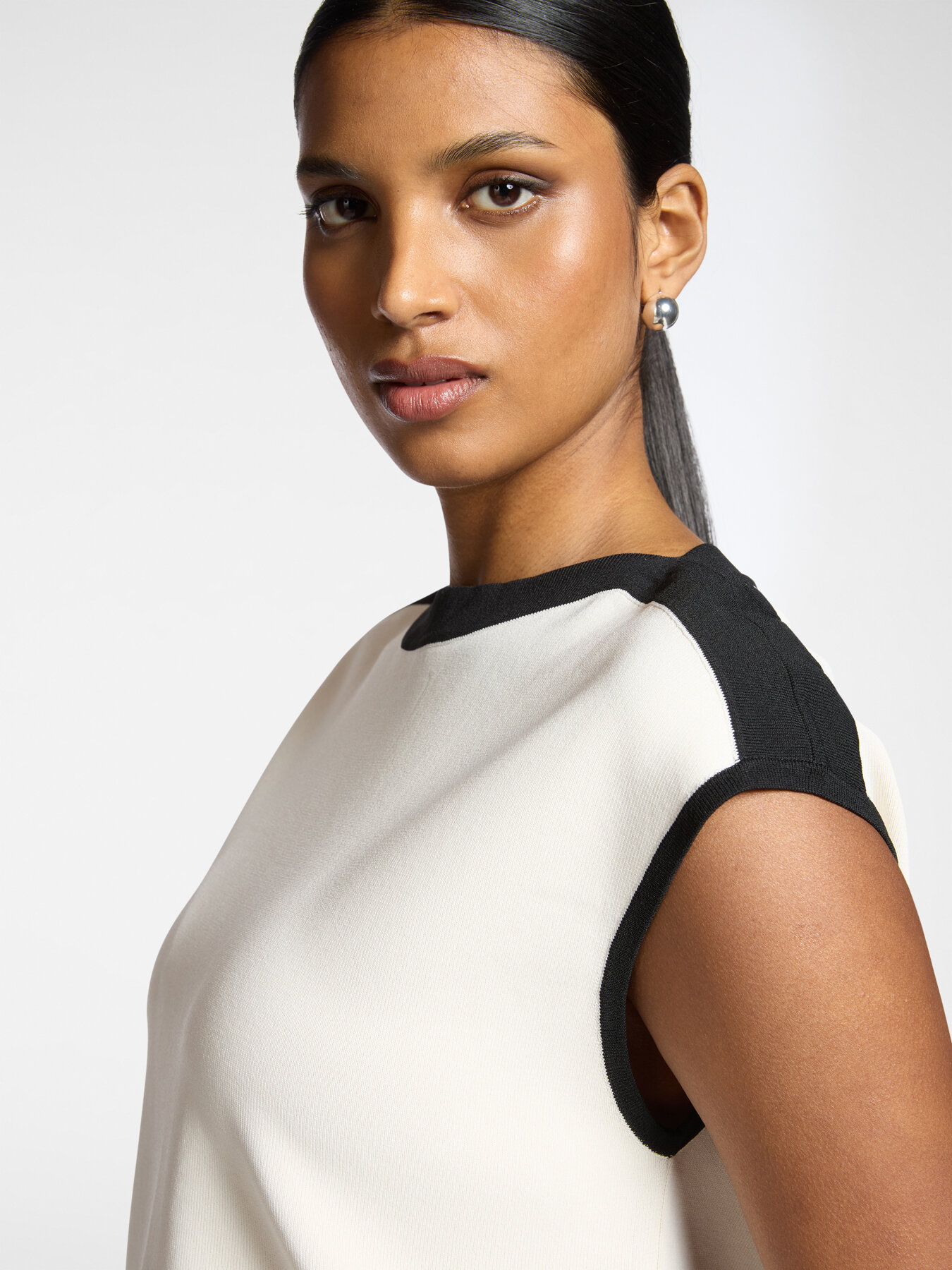 Short-sleeved viscose blend top image number 3