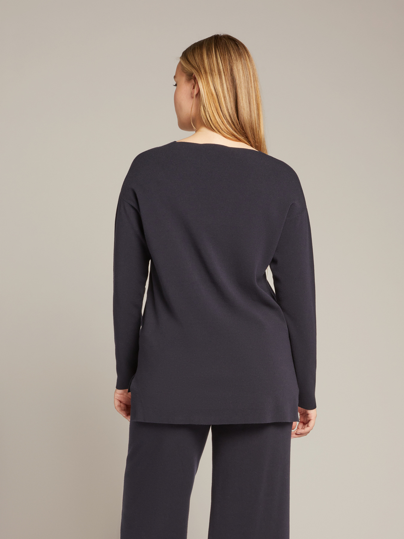 Pull à col en V en maille compacte en viscose responsable image number 2