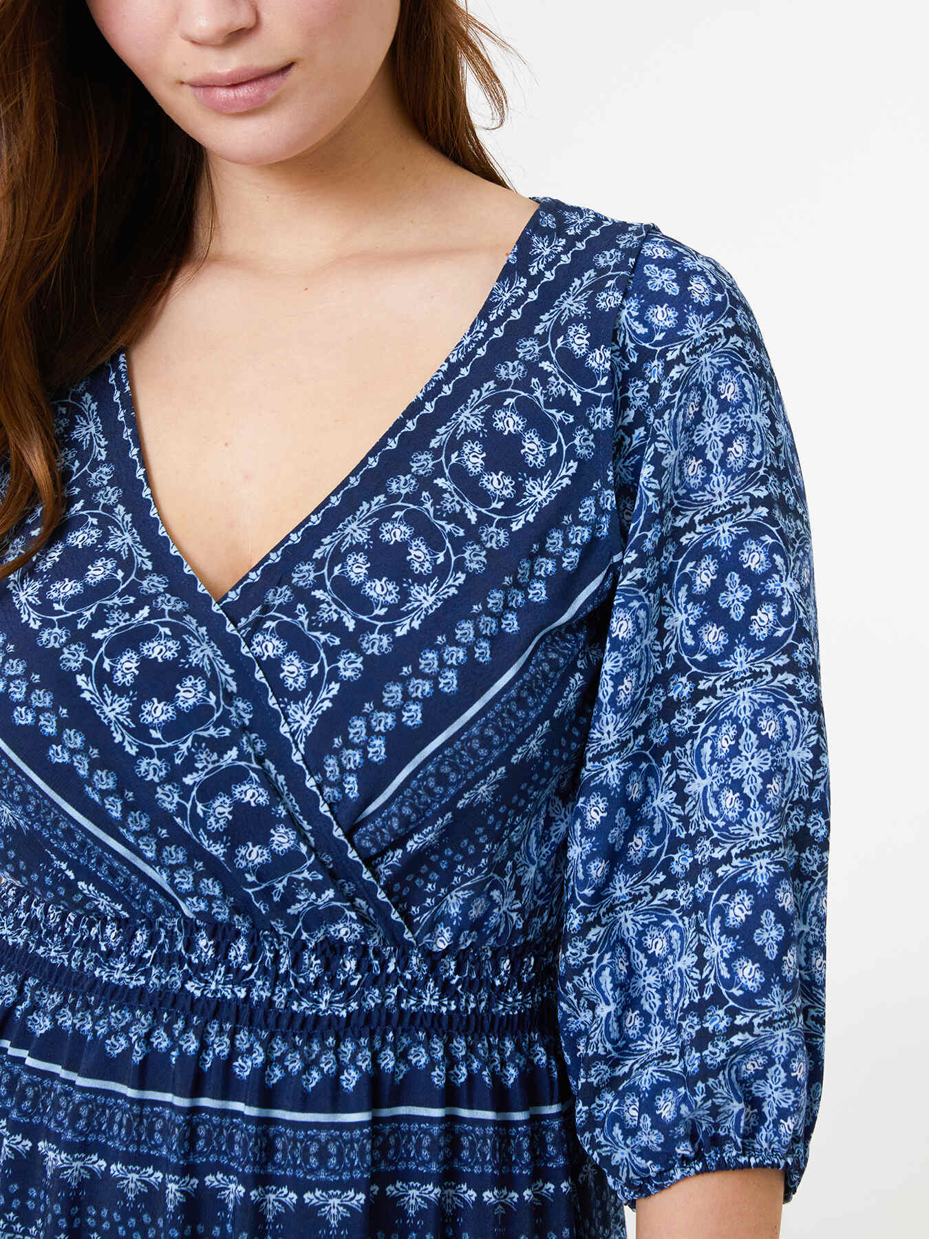 Langes, bedrucktes Kleid mit Kette image number 4