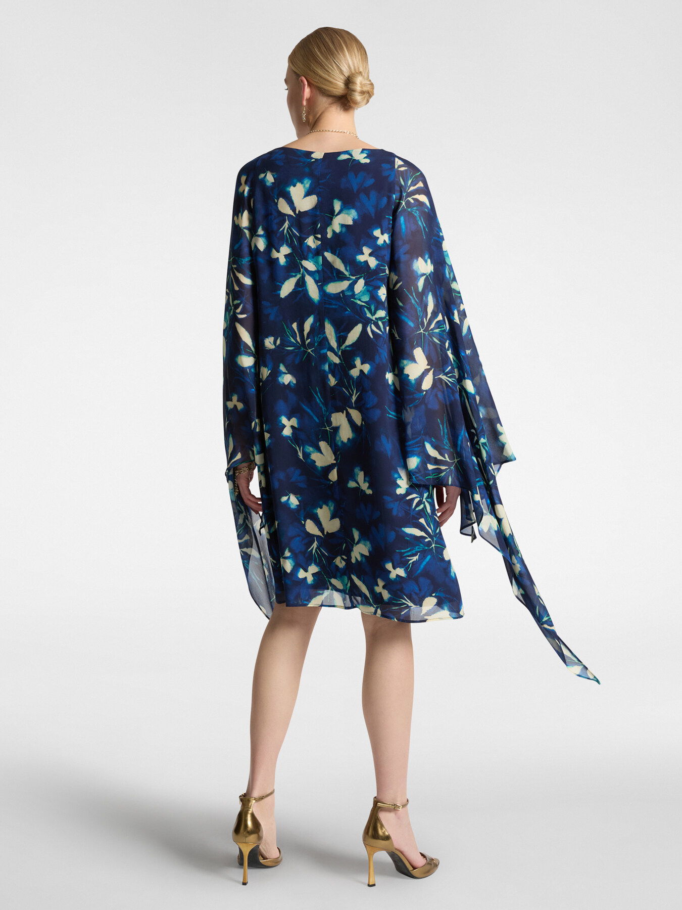 Robe &eacute;l&eacute;gante imprim&eacute;e avec cape image number 1