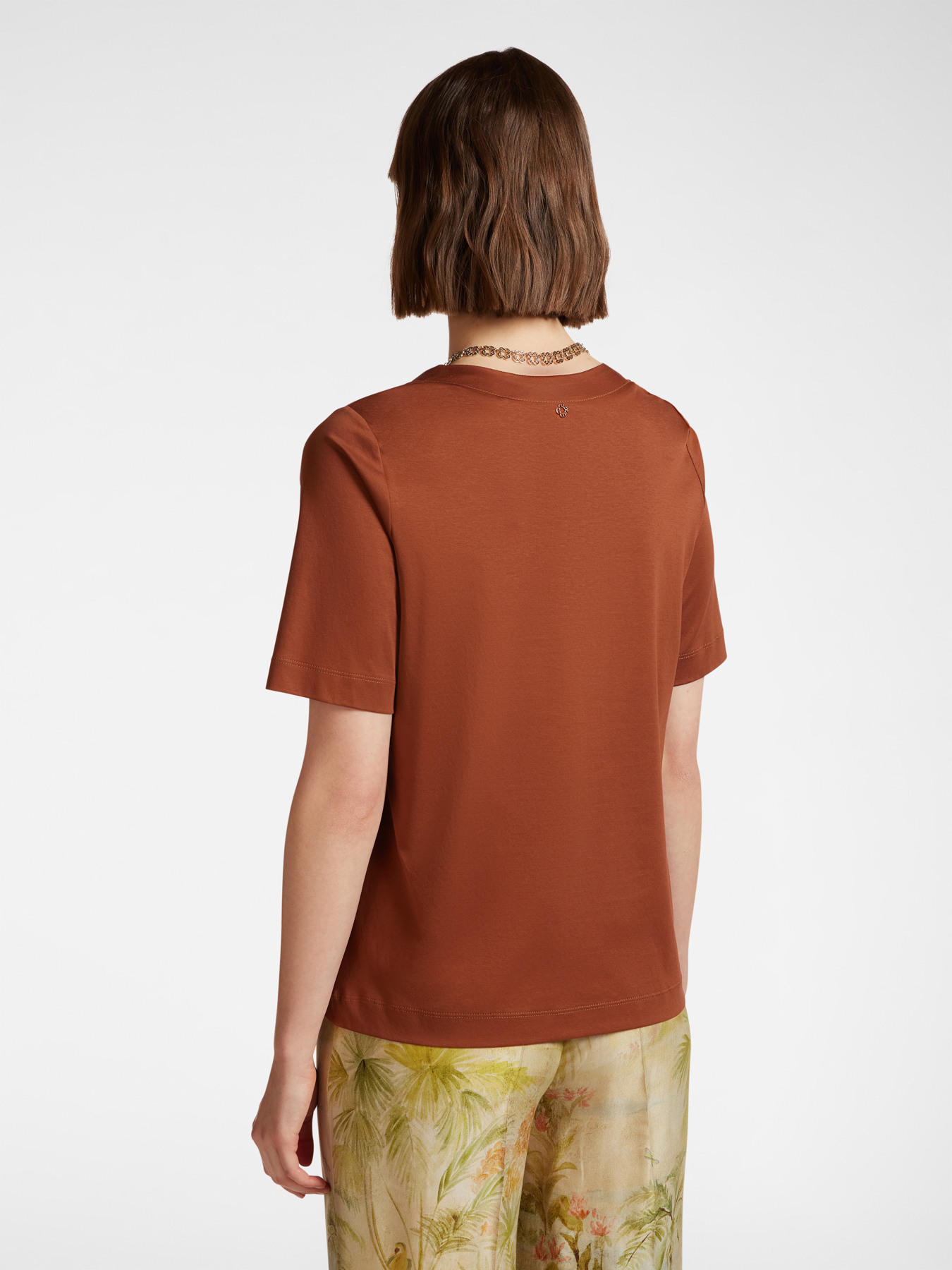 T-shirt with V-neck image number 6