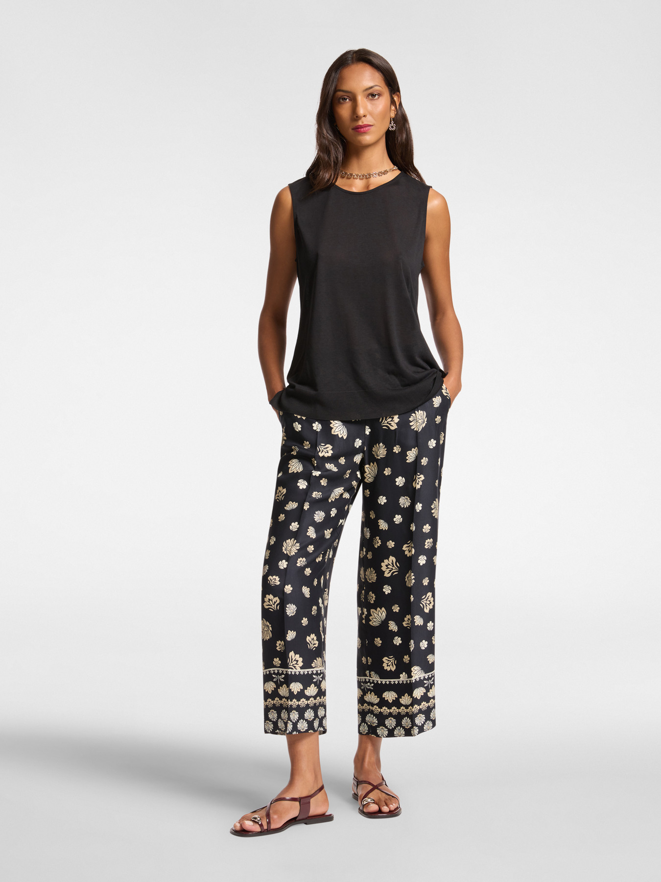 Pantaloni cropped dalla stampa etnica image number 0