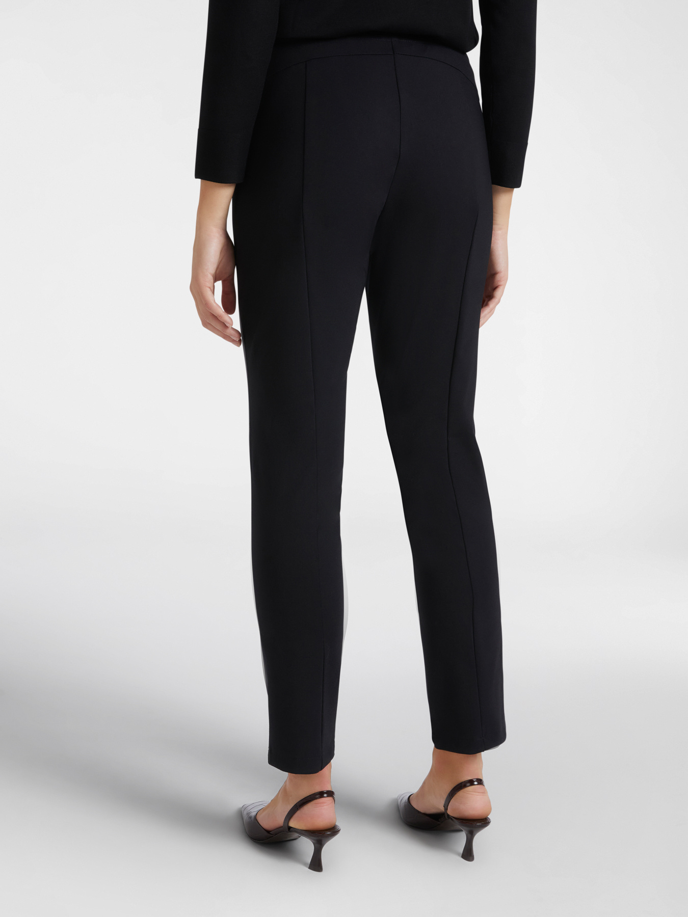 Gerade geschnittene Hose aus zwei Stoffen image number 1