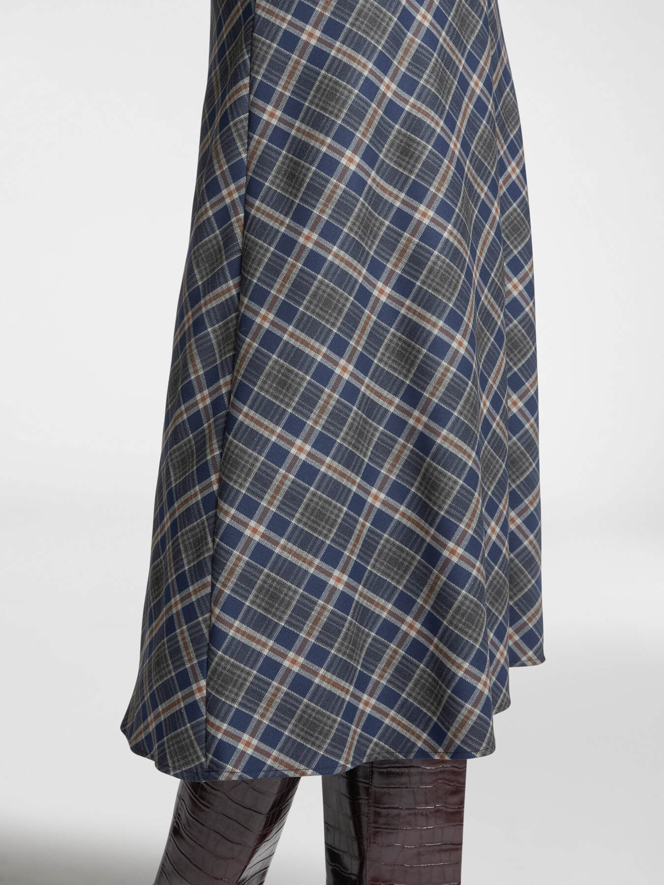 Bias-cut midi skirt, check pattern image number 3