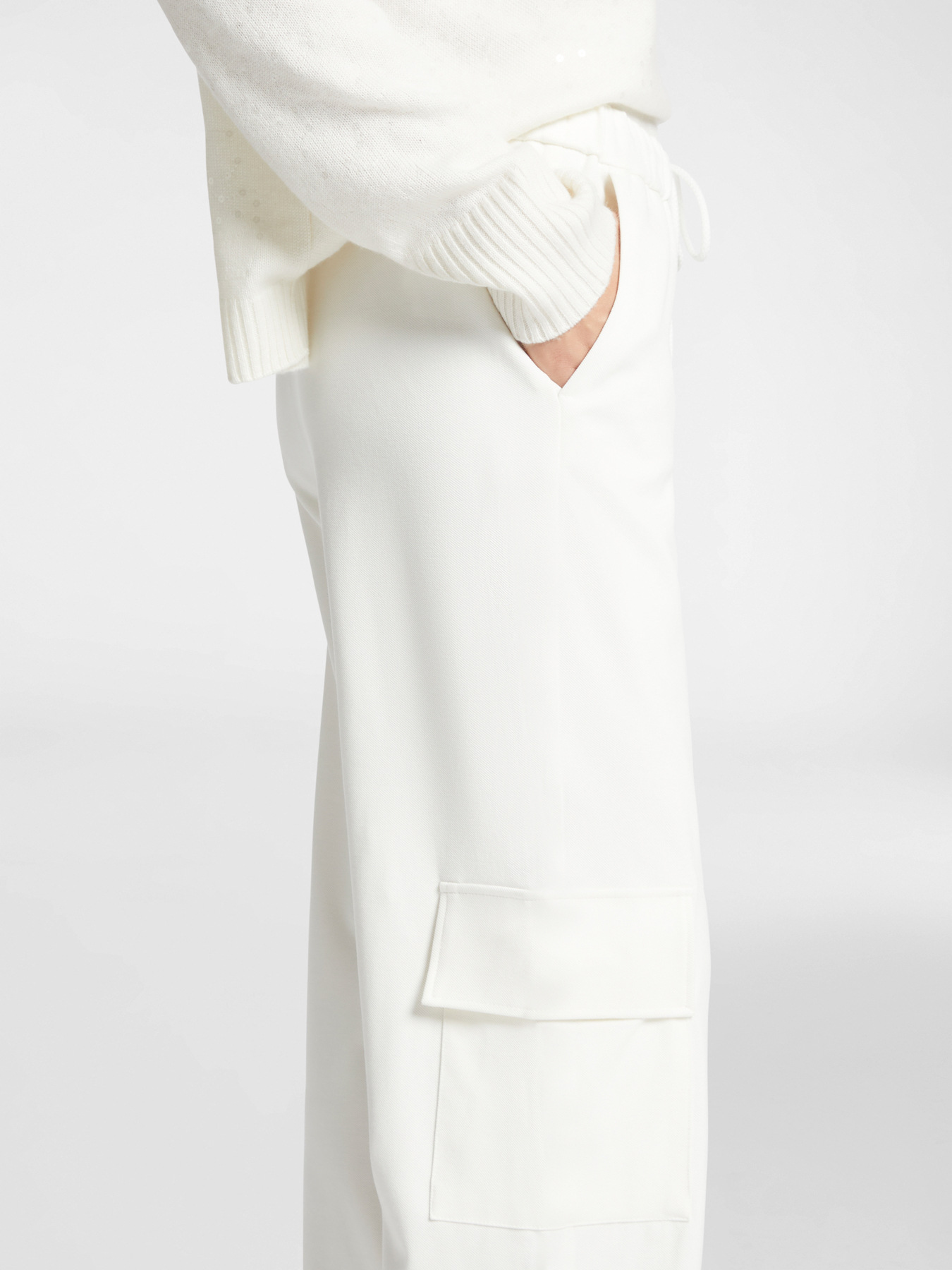 Cal&ccedil;as joggers com bolsos laterais image number 3