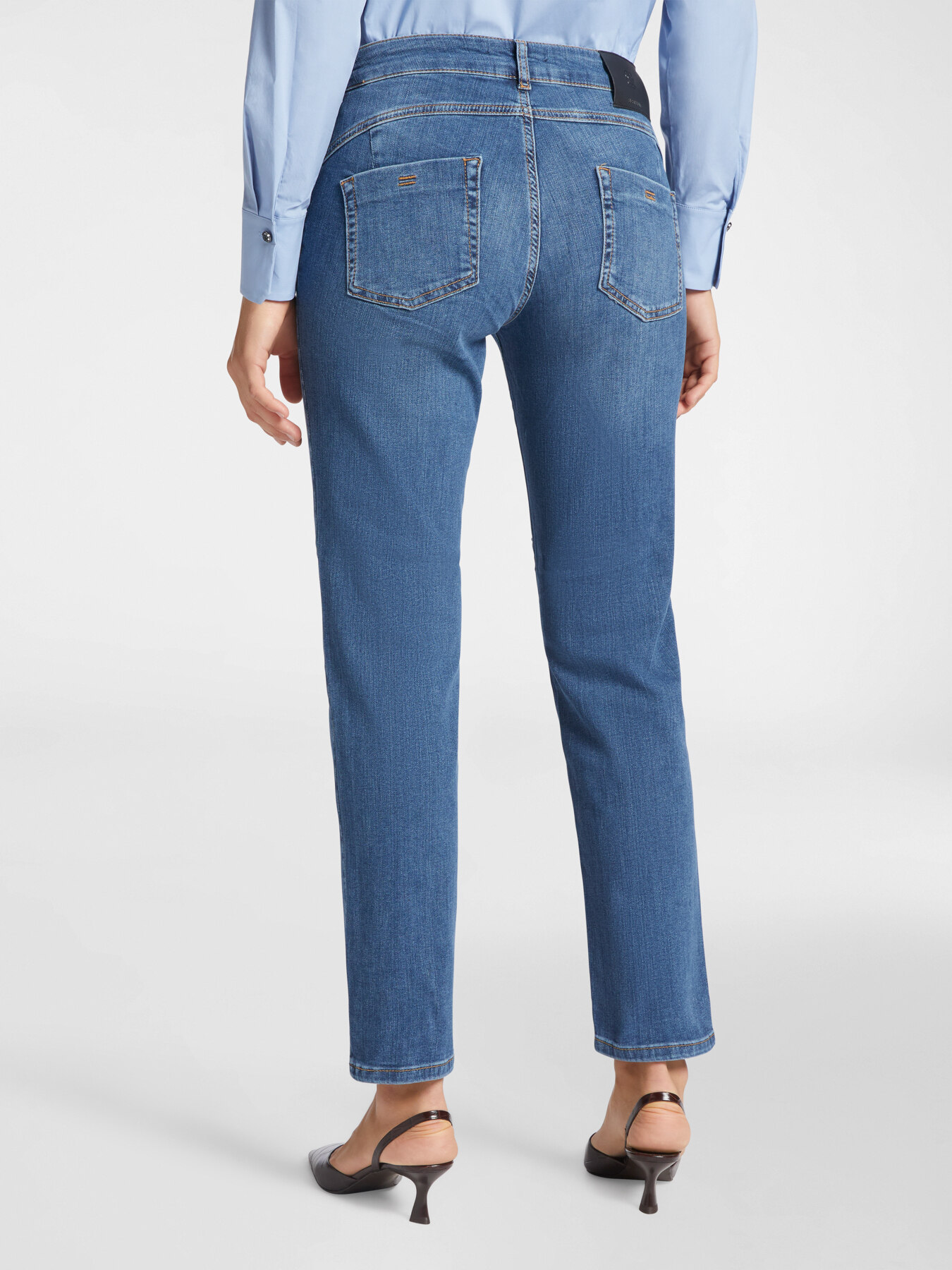 R&ouml;hrenjeans in Denim -Kraftstrecke image number 1