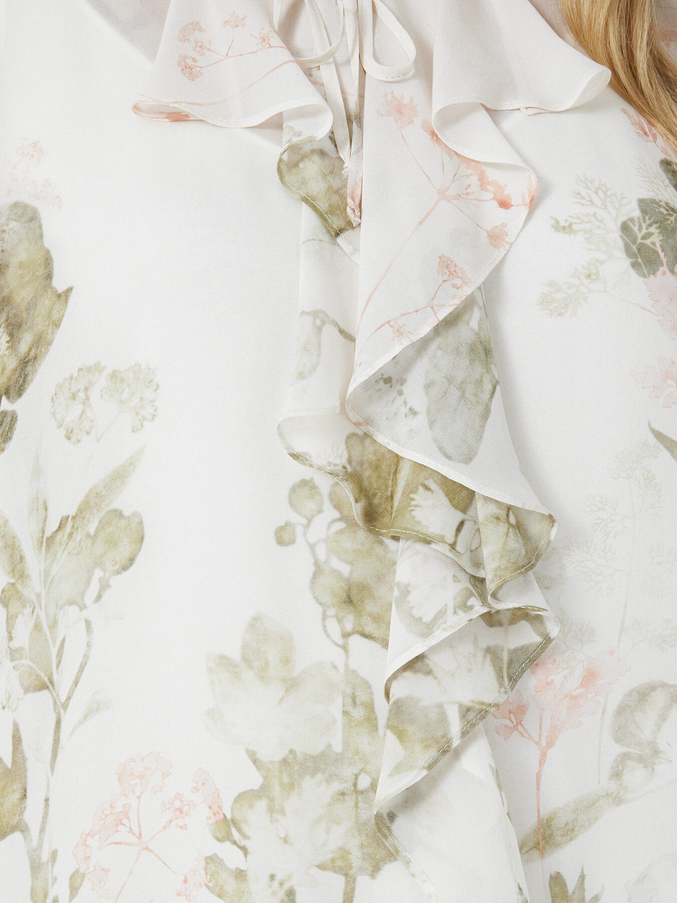 Blusa de viscosa con estampado posicional image number 5