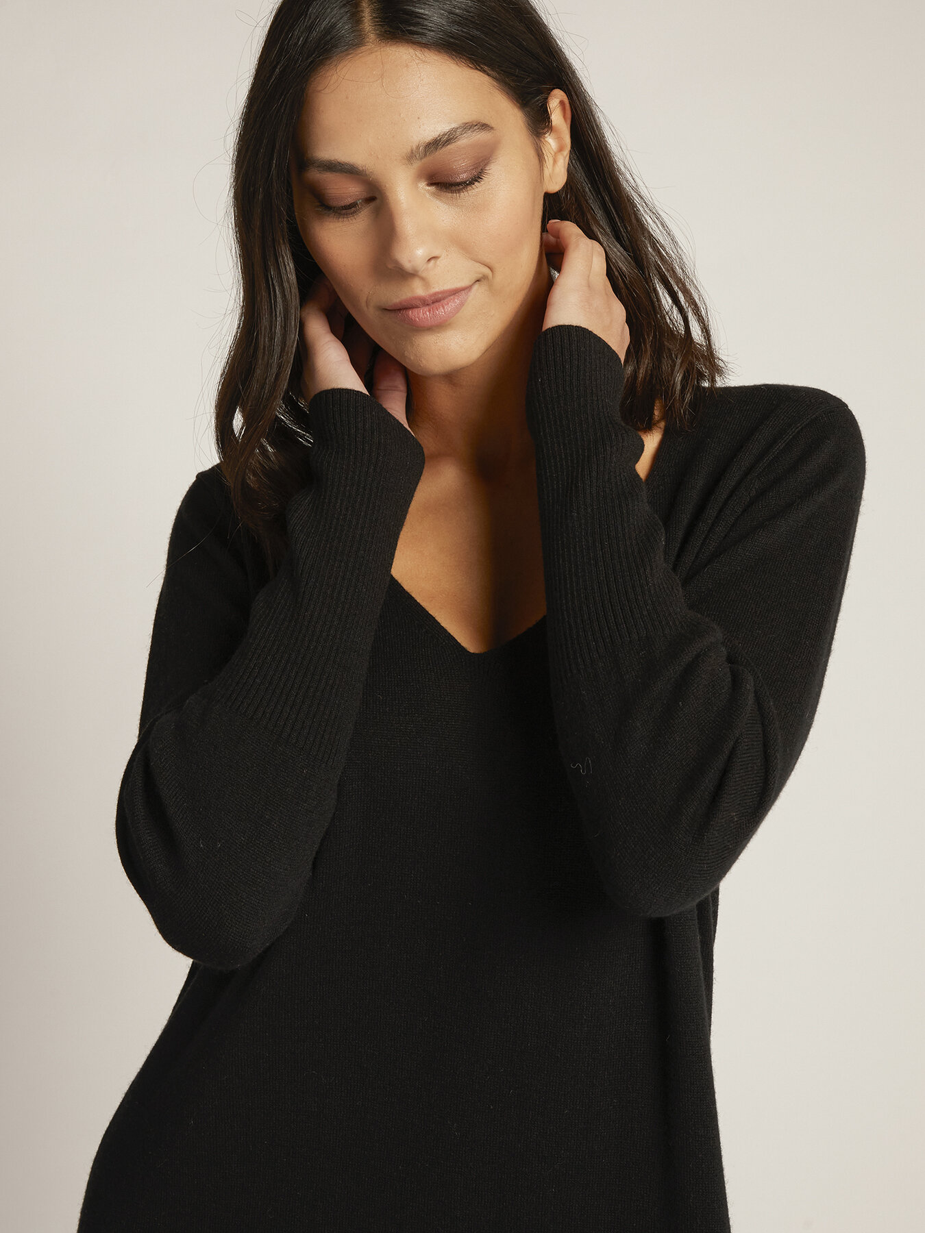 Abito in tricot con bottoni laterali image number 3