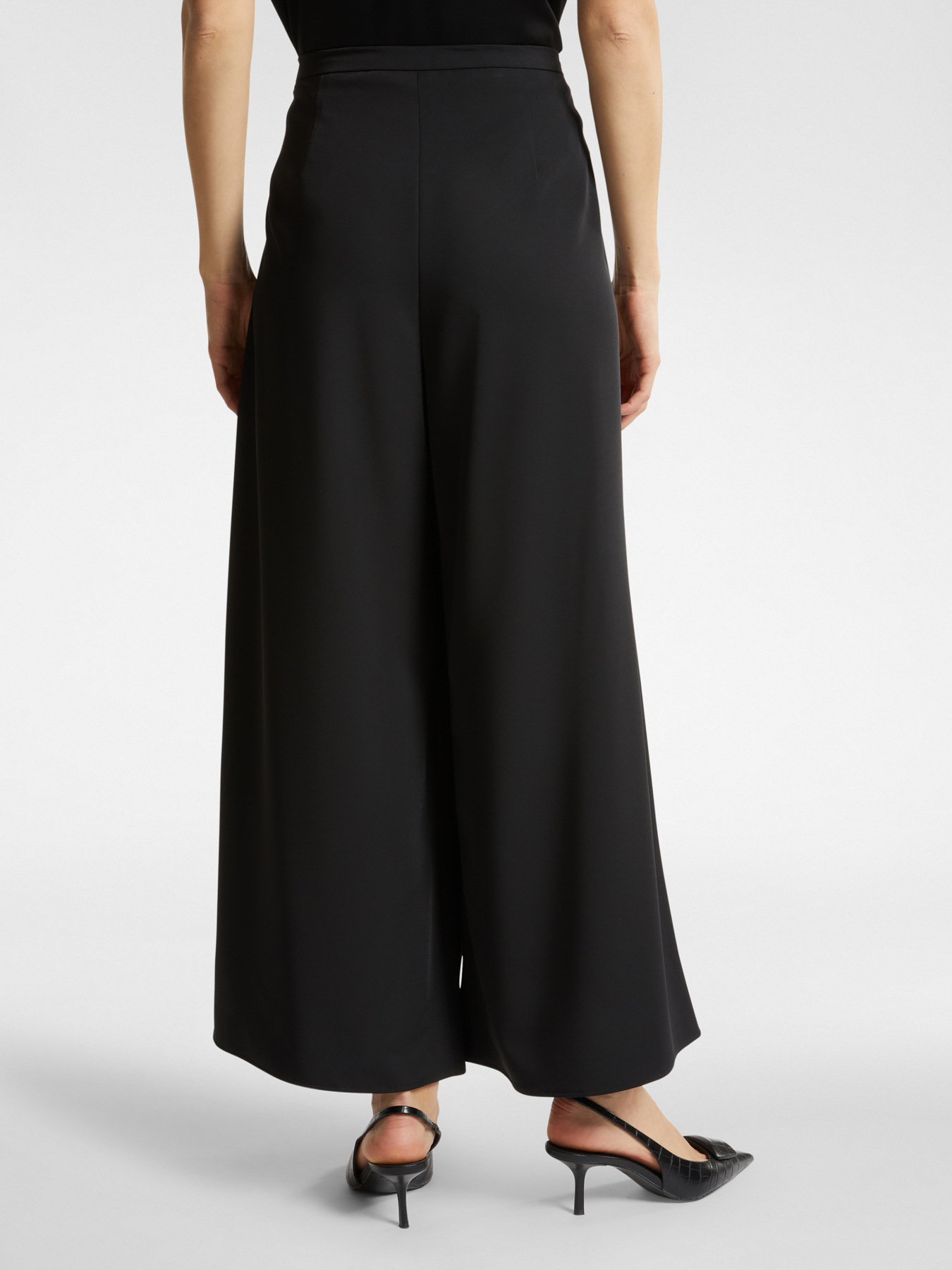 Pantalones anchos cropped con pinzas image number 5