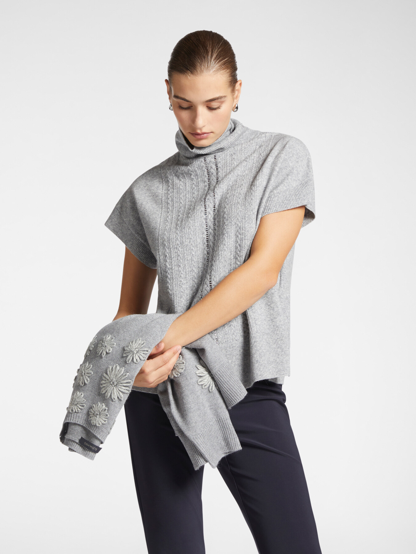 Camisola de mangas curtas com tran&ccedil;as e aplica&ccedil;&otilde;es image number 0