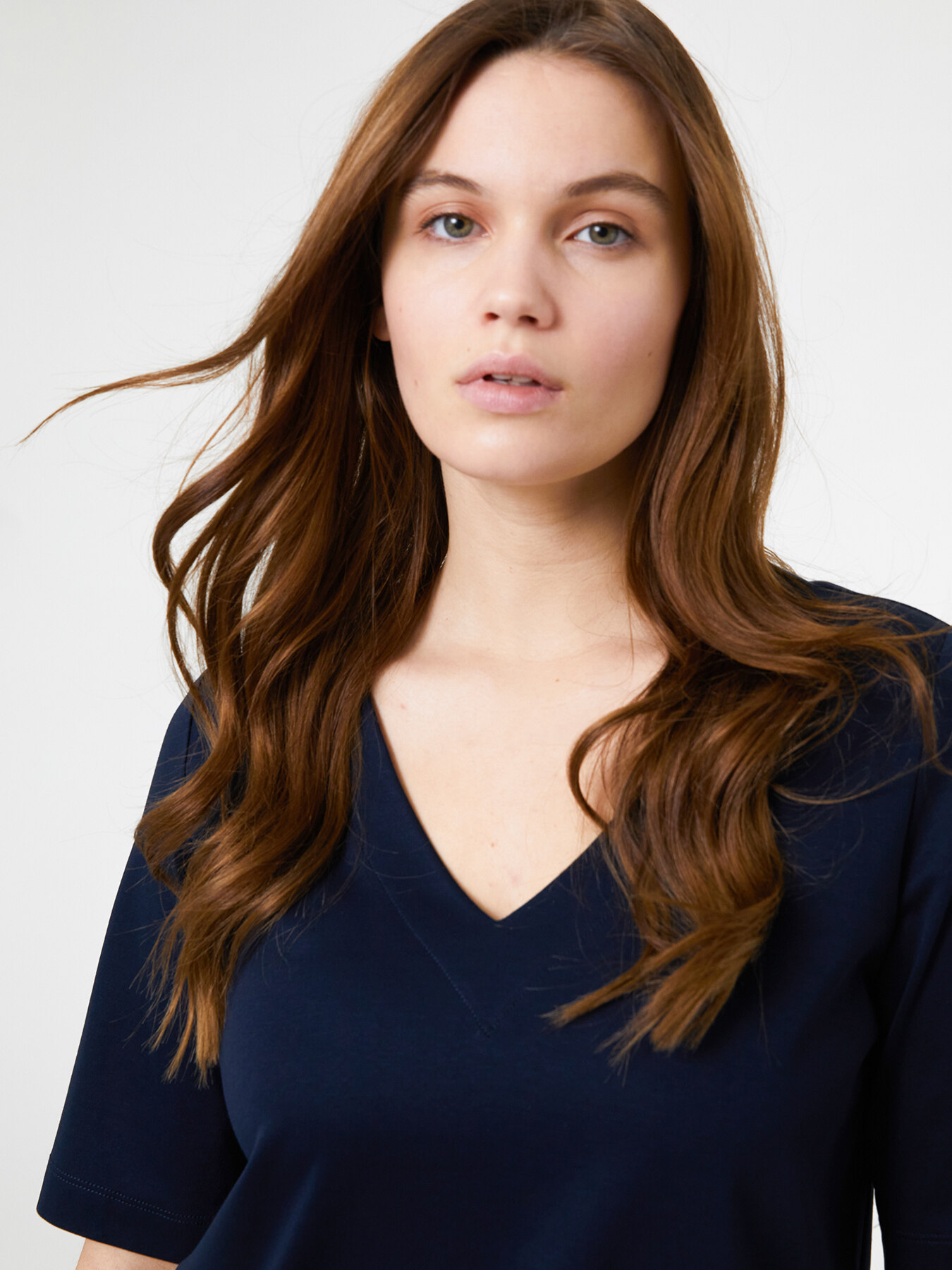 T-shirt decote em V com bot&otilde;es na parte inferior image number 3