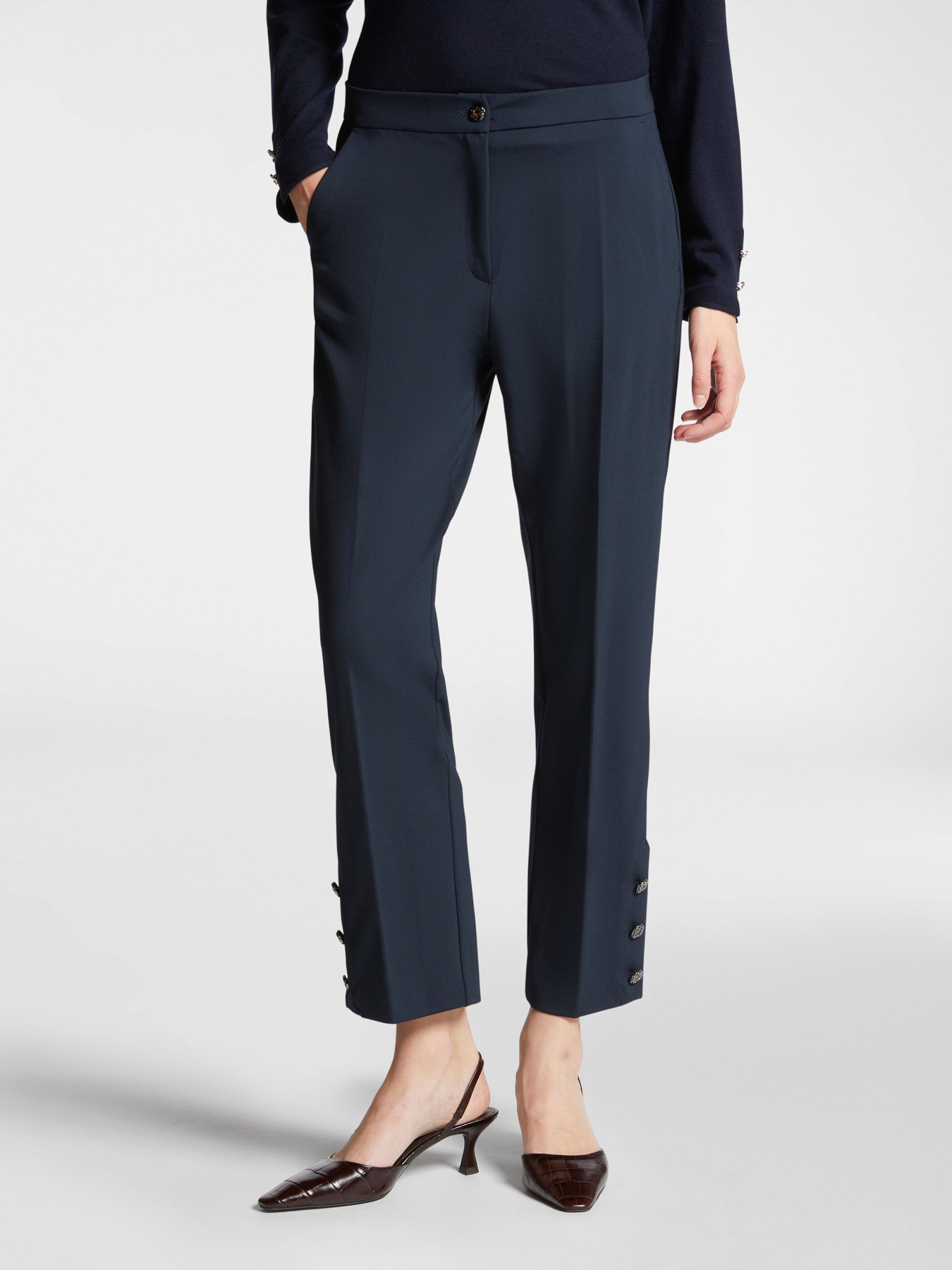 Pantalones chinos con botones en la parte inferior image number 2