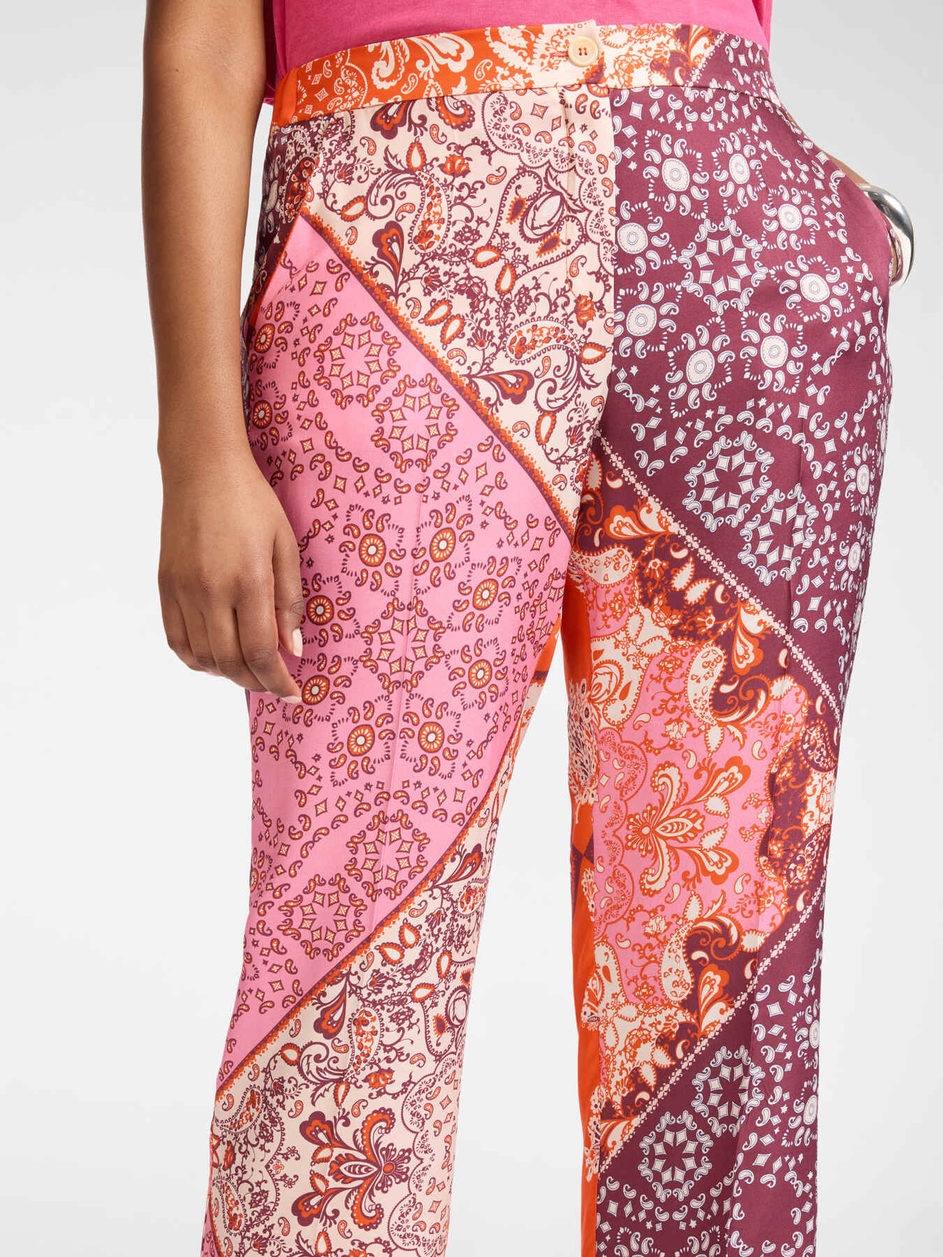 Pantalones estampados de viscosa image number 3