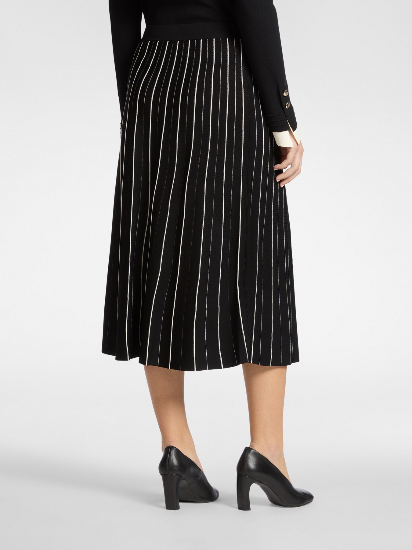 Pleated skirt image number 1