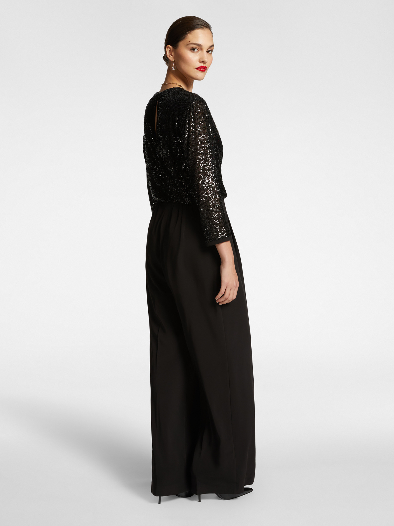 Elegant jumpsuit with embroidered sleeves and bodice image number 1