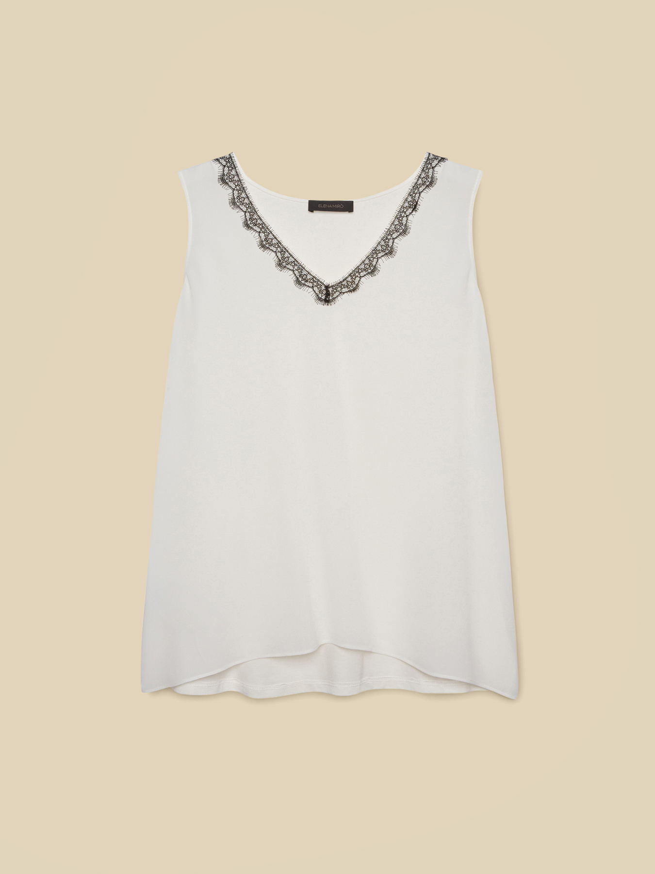 Top con encaje negro image number 4