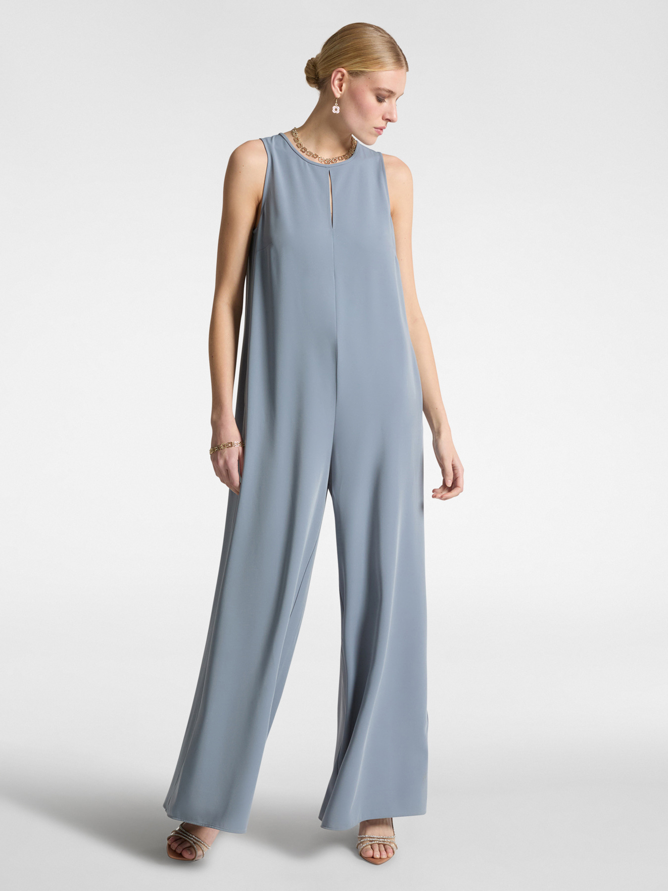 Elegant suit with jumpsuit and cape image number 0