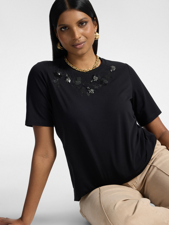 T-shirt com bordado floral e strass