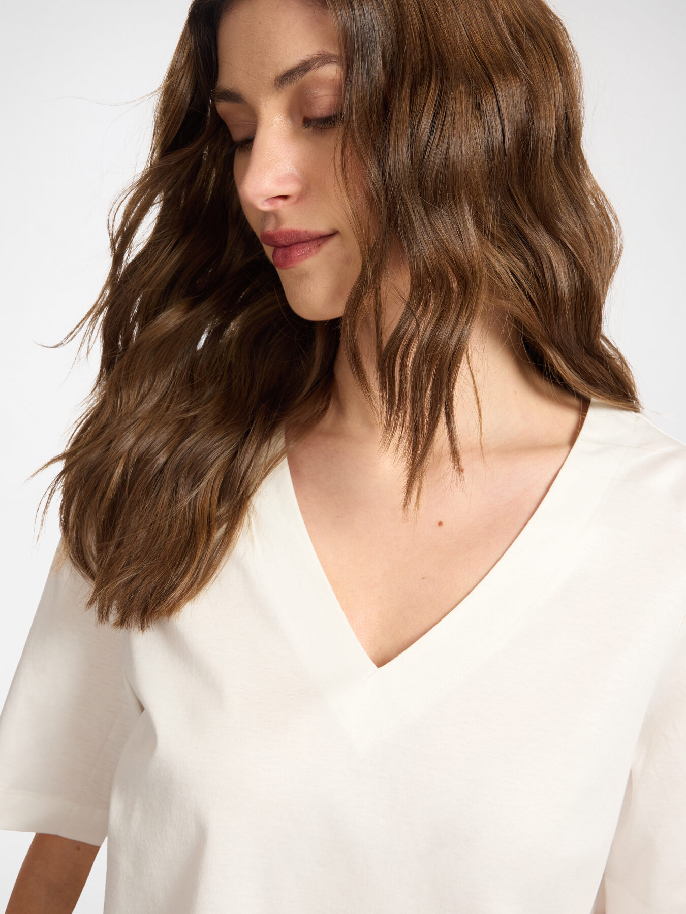 V-neck cotton T-shirt image number 3