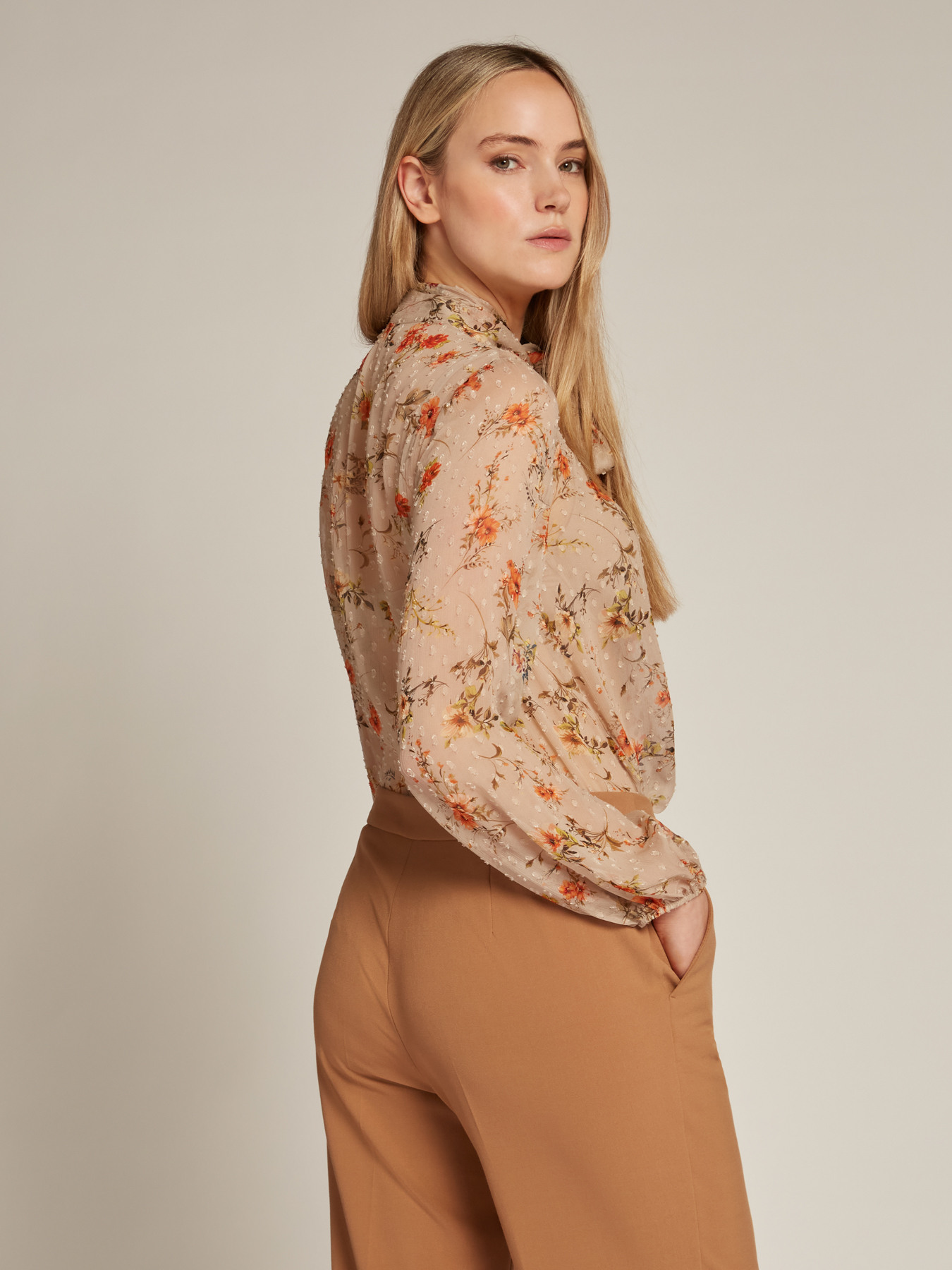 Blusa estampada com gola com faixa em eco viscose image number 2