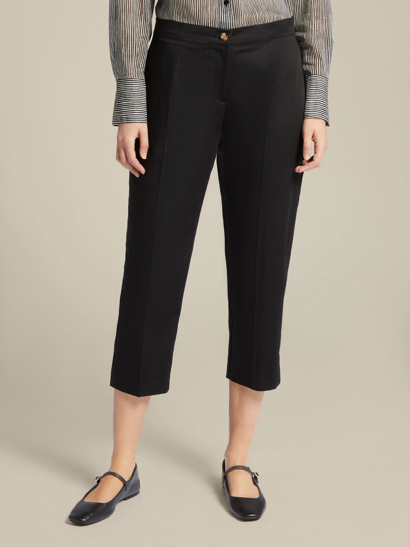 Capri trousers made of sustainable fabric image number 2