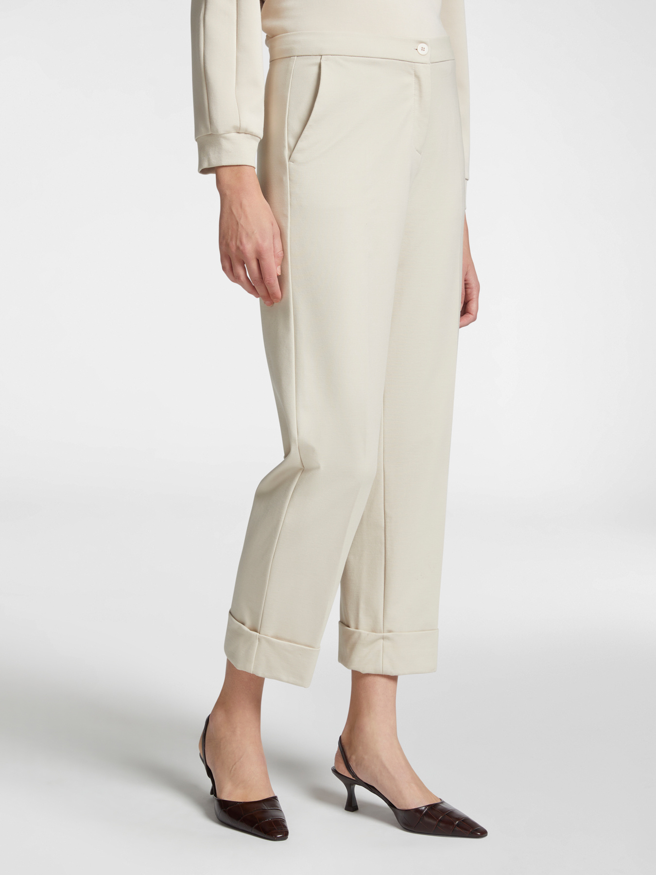 Pantalones cropped de un solo color image number 2