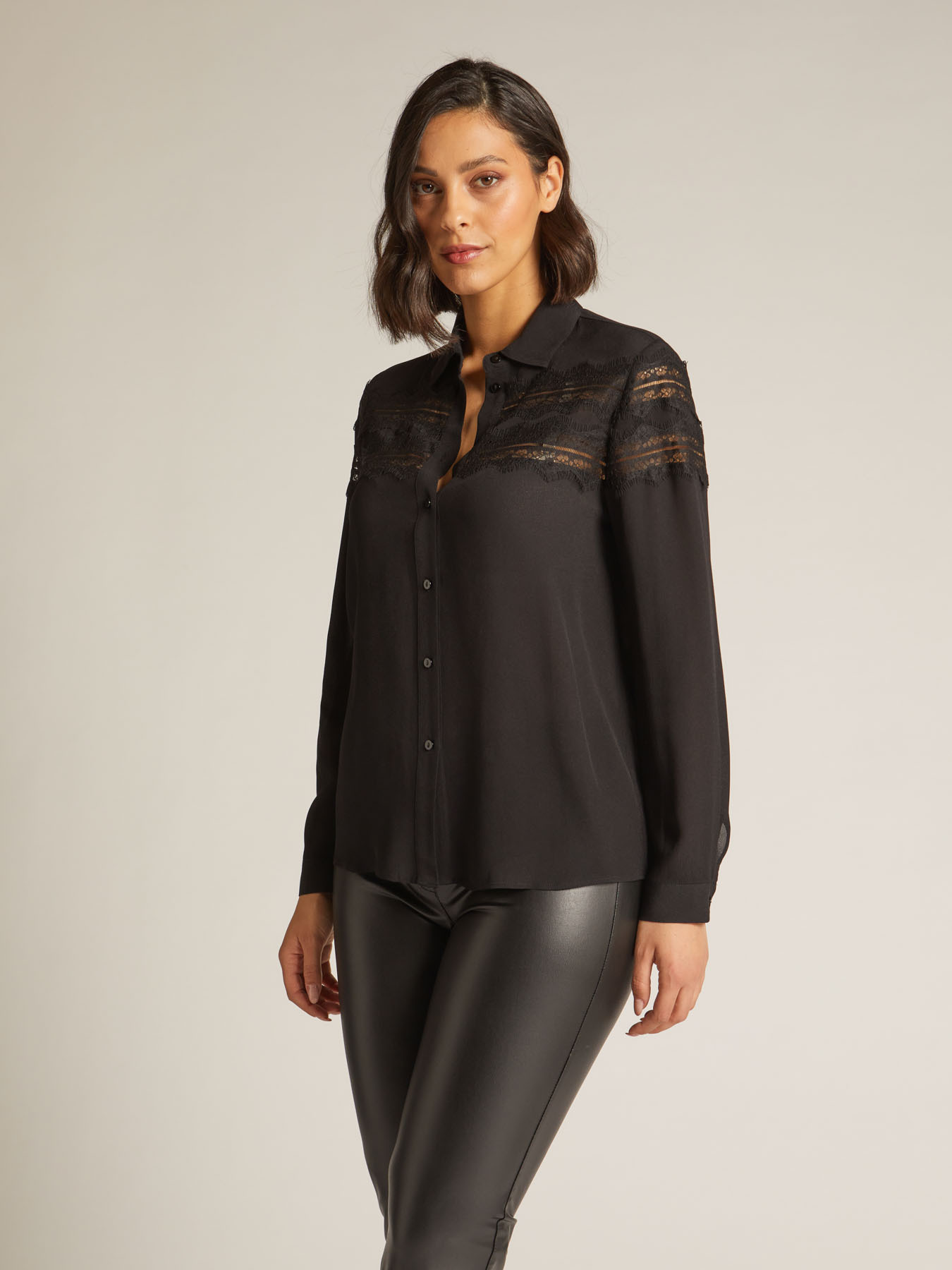 Camisa con aplicaciones de encaje image number 2