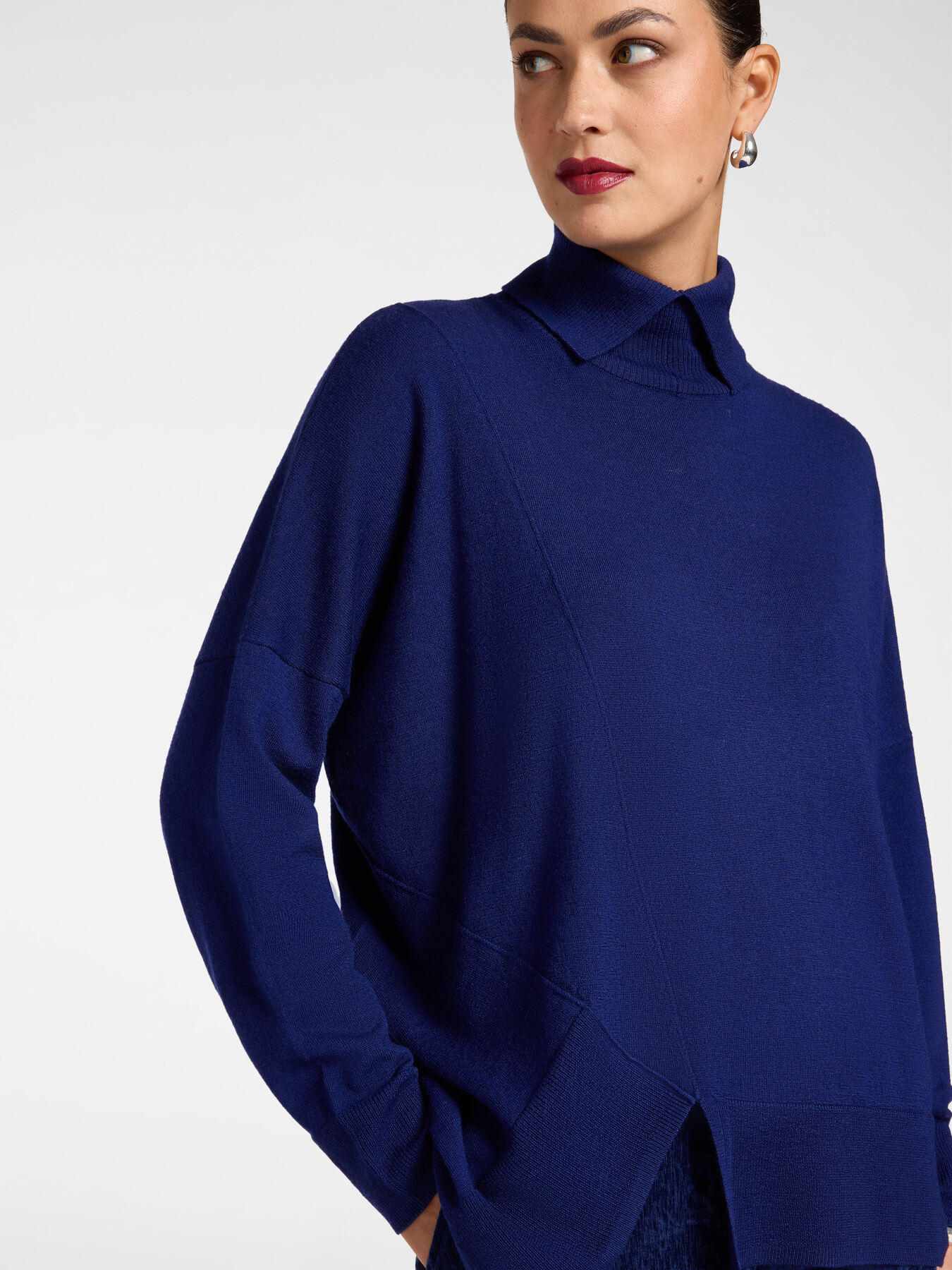 Rollkragenpullover aus Wolle mit asymmetrischem Abschluss image number 3
