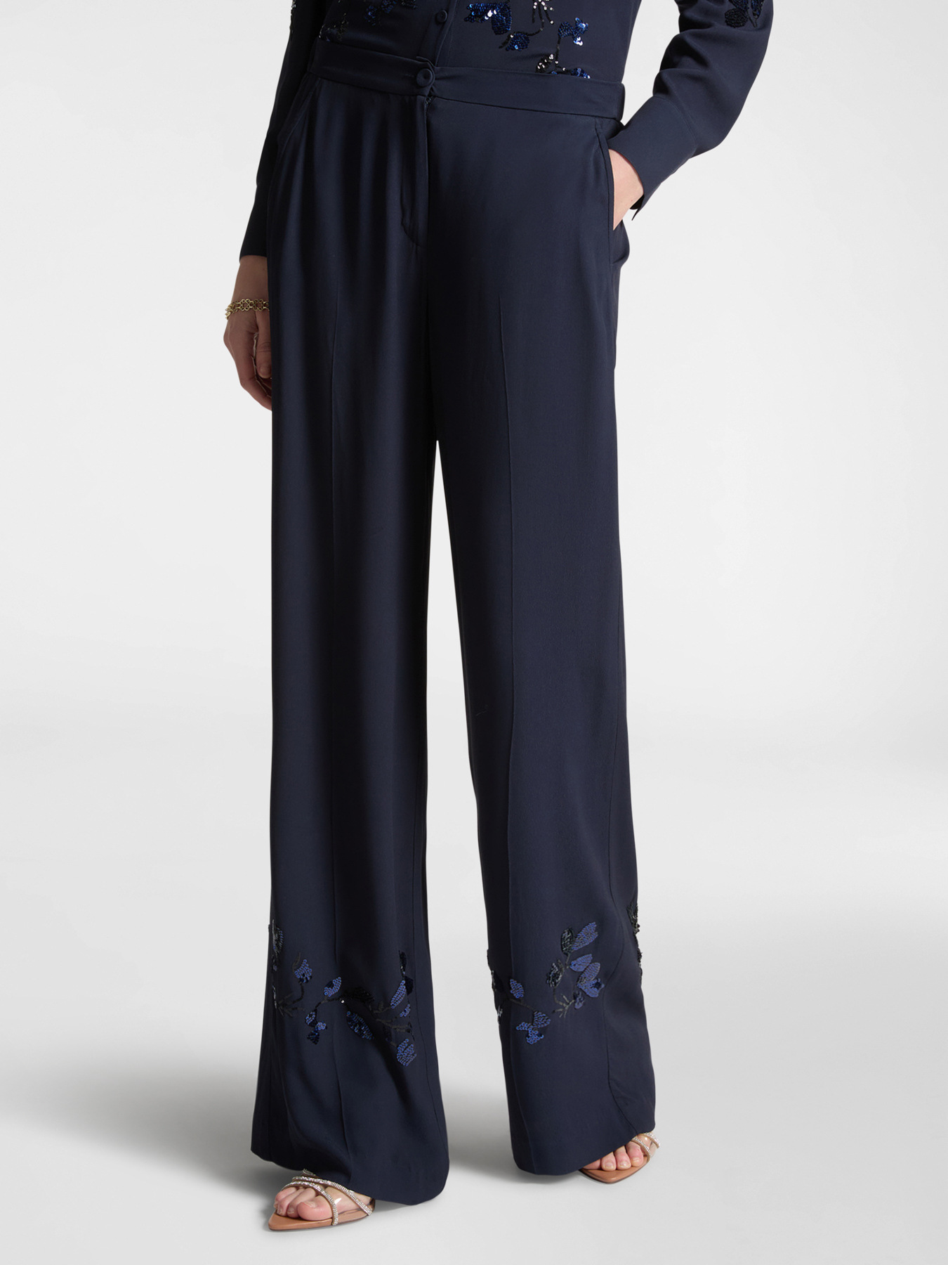 Pantalones bordados image number 2