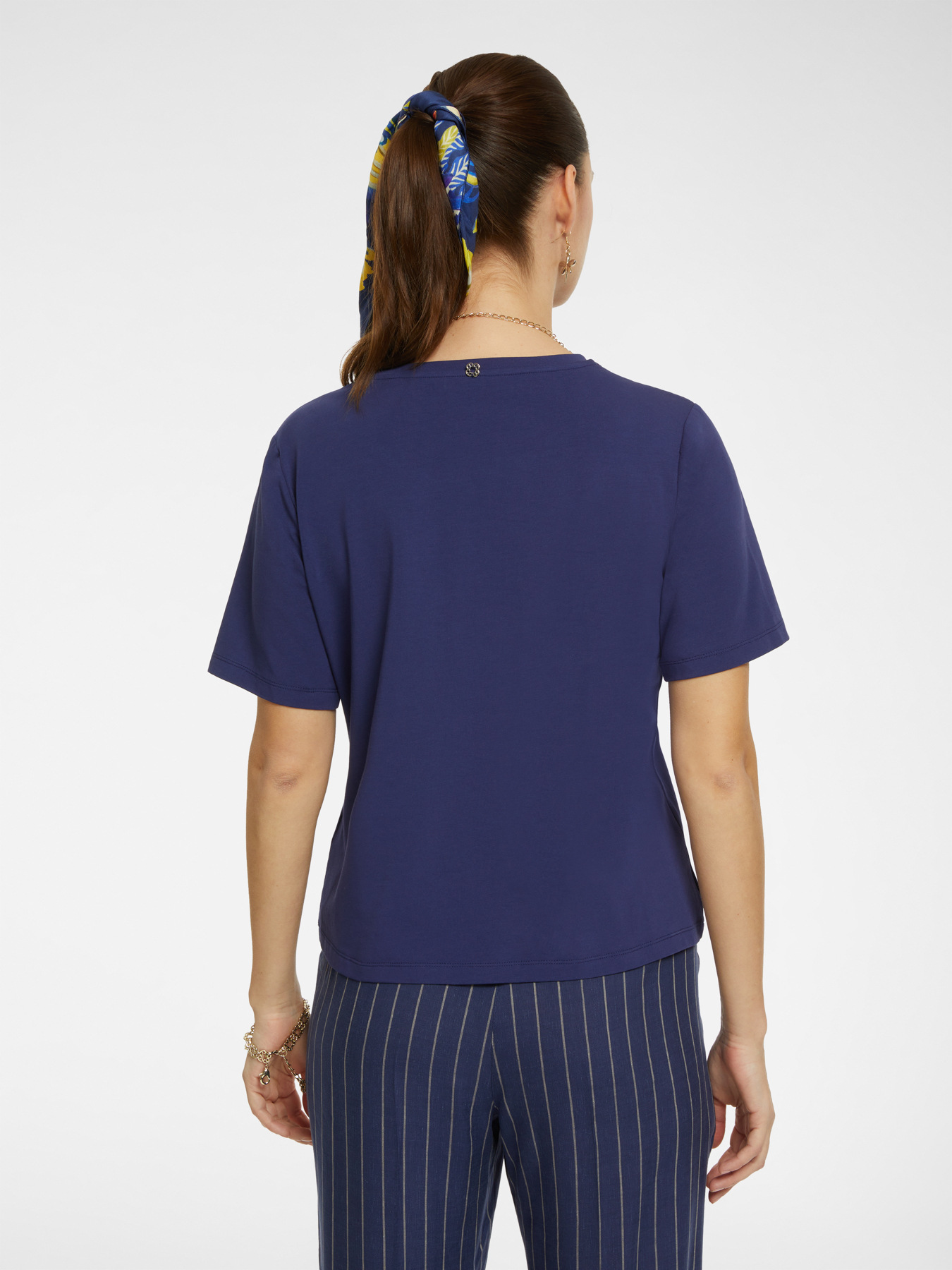 T-shirt con ricami floreali image number 1