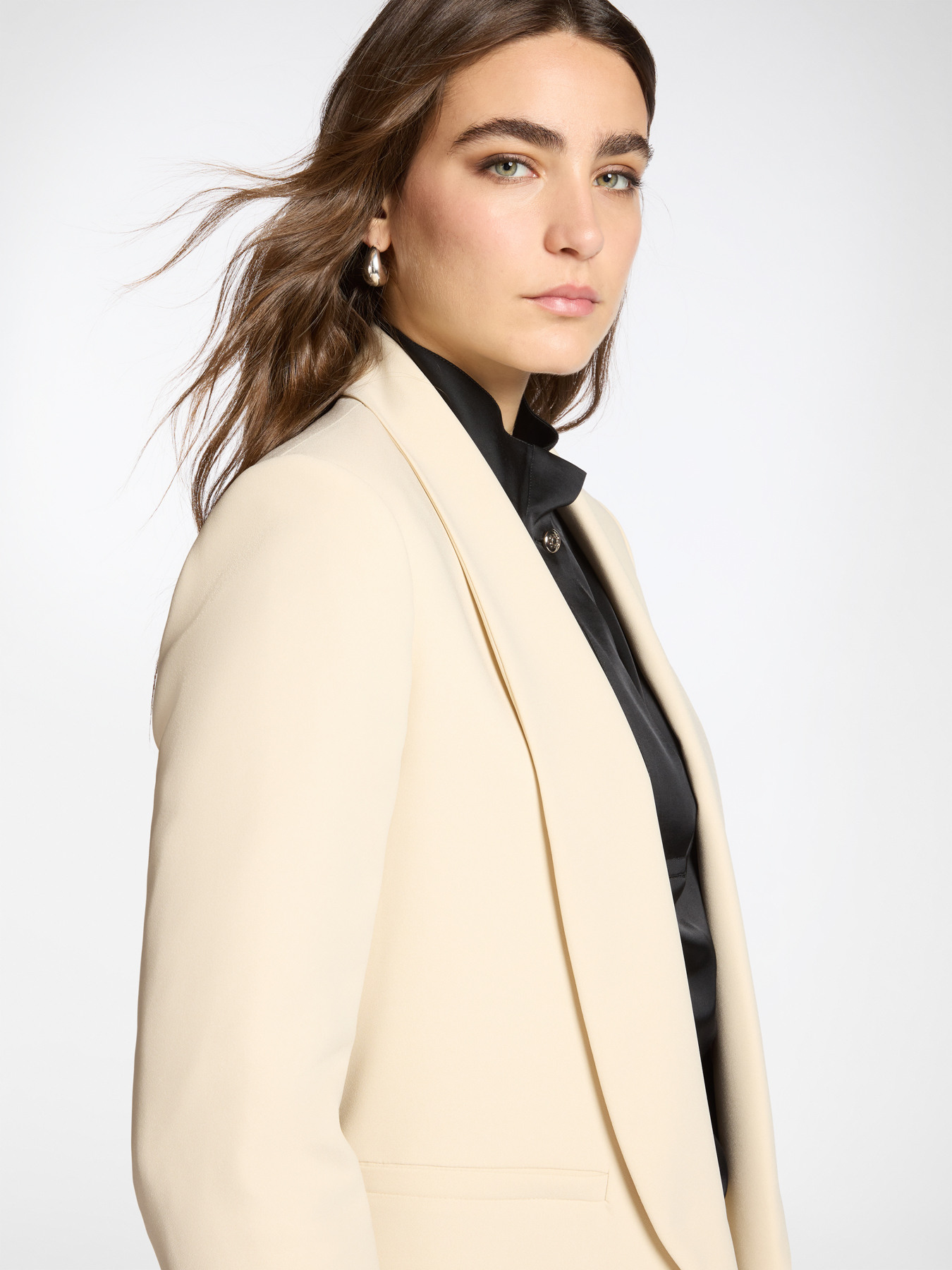 Chaqueta estructurada en crep&eacute; image number 2