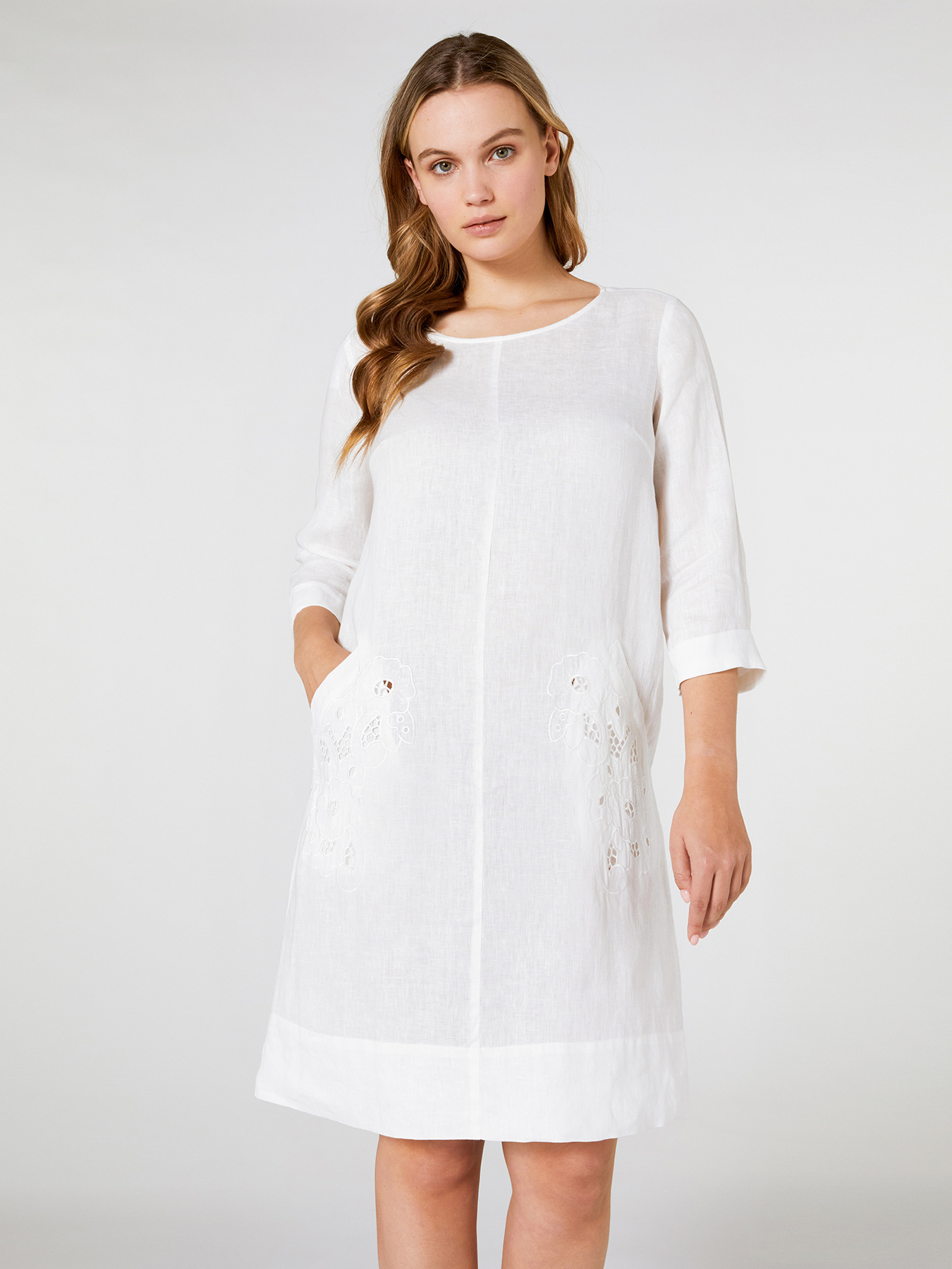 Robe en lin brod&eacute;e image number 2