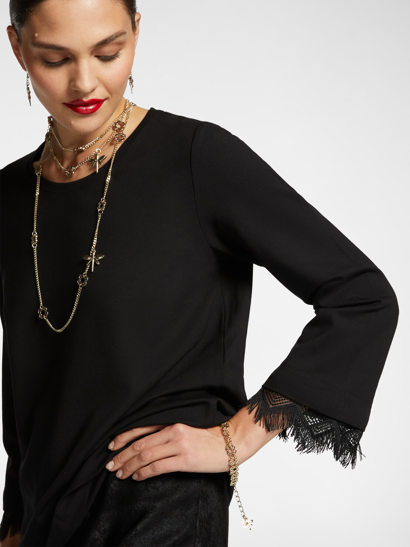 Blusa elegante com borda em renda image number 3