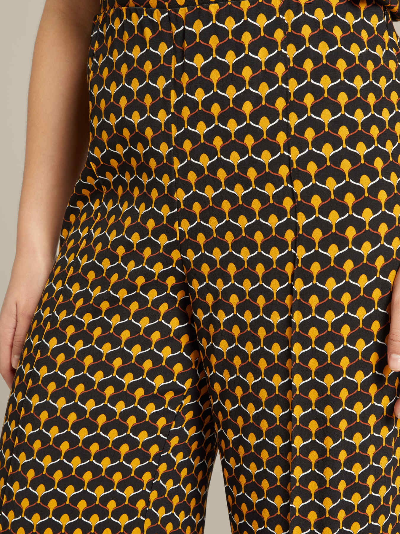 Pantalones de viscosa ECOVERO&trade; estampada image number 3