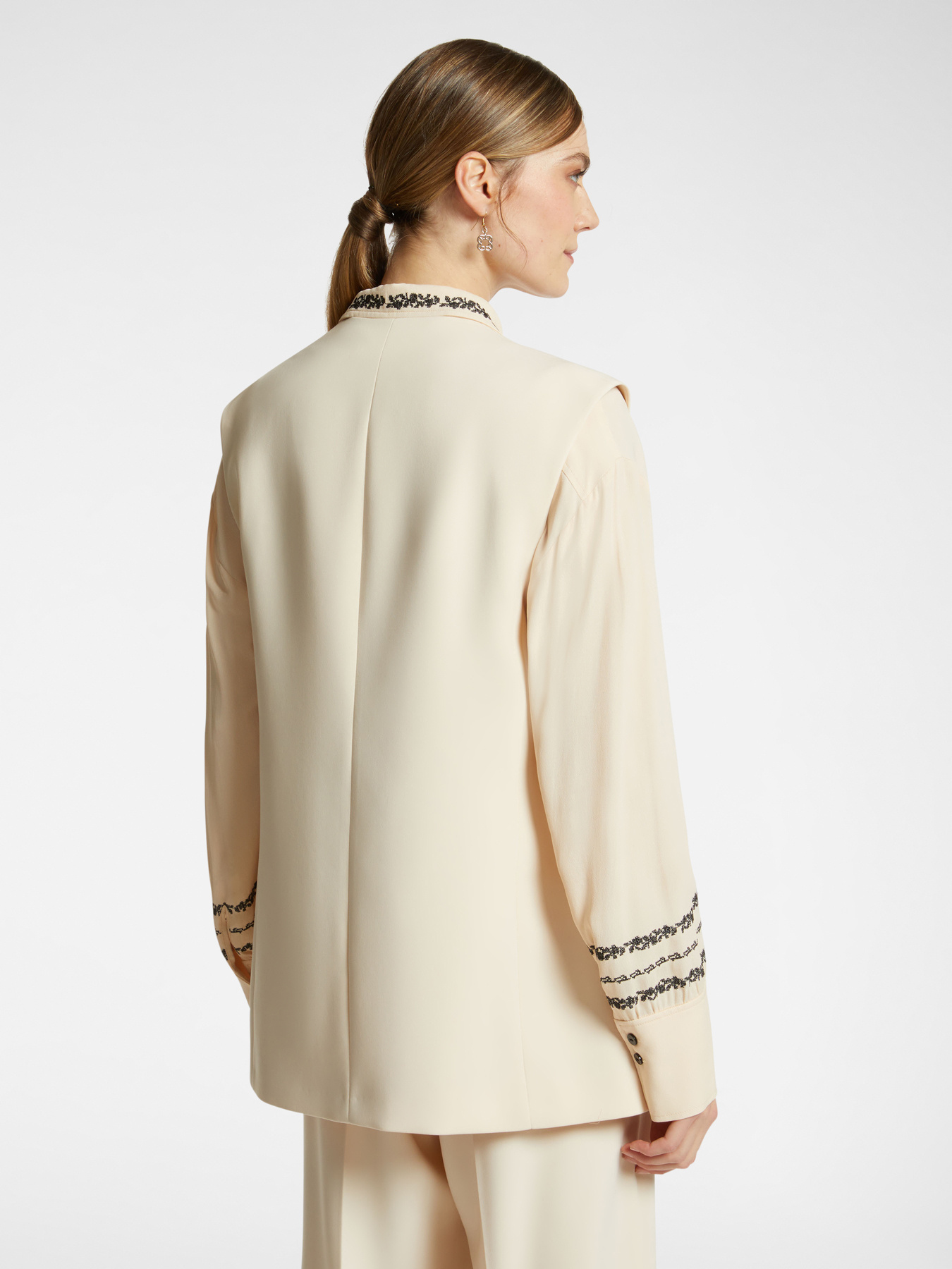 Blazer sin mangas de crep&eacute; cady image number 1