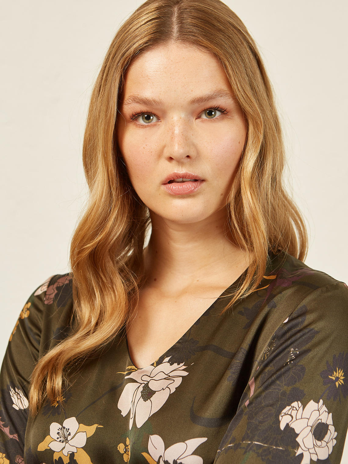 Elenamiro: Vestido longo em cetim estampado_5