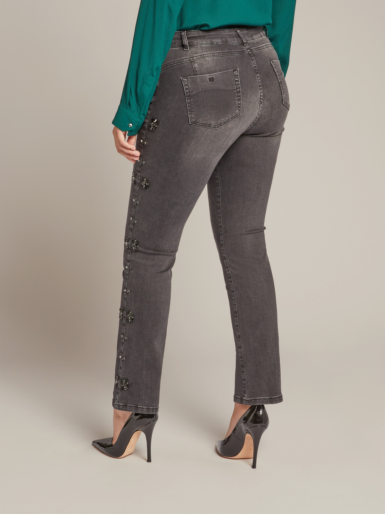 Jeans ricamati a mano image number 3