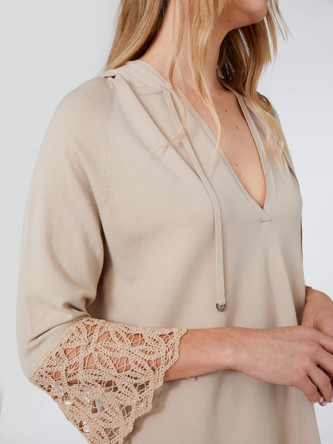 Pull en éco-viscose avec insert en macramé image number 4