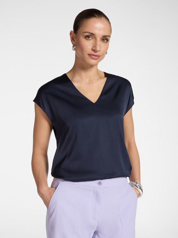 Chemisier en satin avec d&eacute;collet&eacute; en V