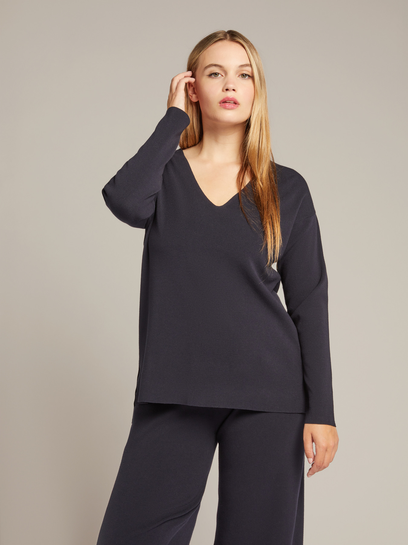 Pull à col en V en maille compacte en viscose responsable image number 1