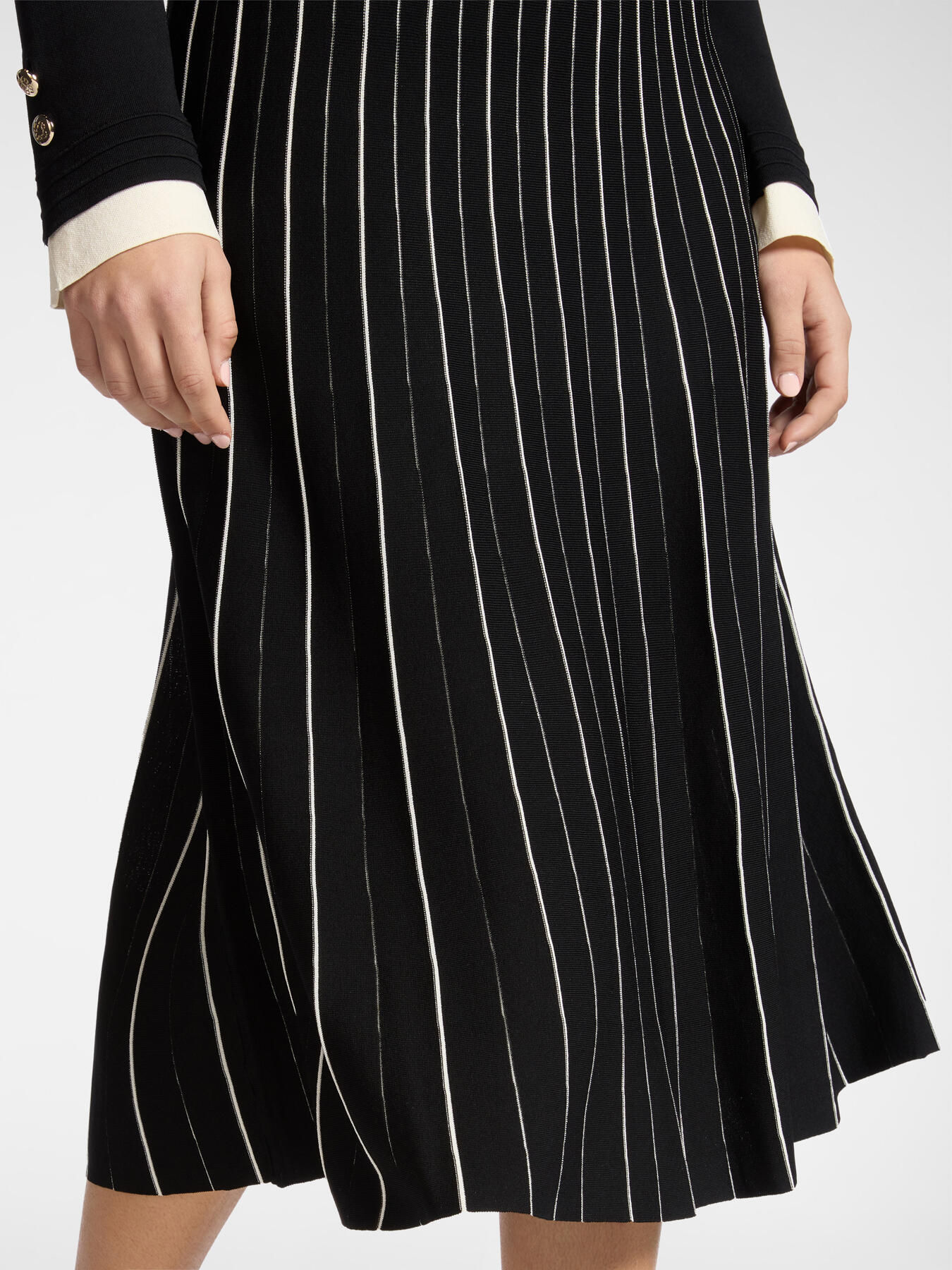 Pleated skirt image number 3