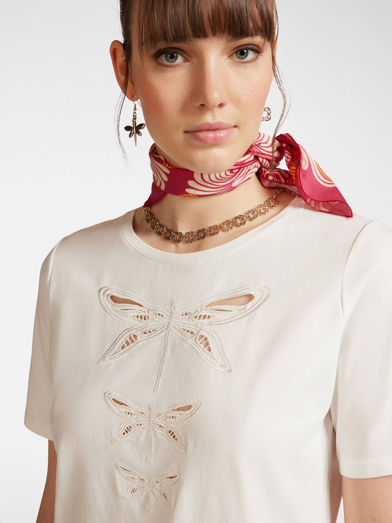 Camiseta con bordado lib&eacute;lulas image number 3