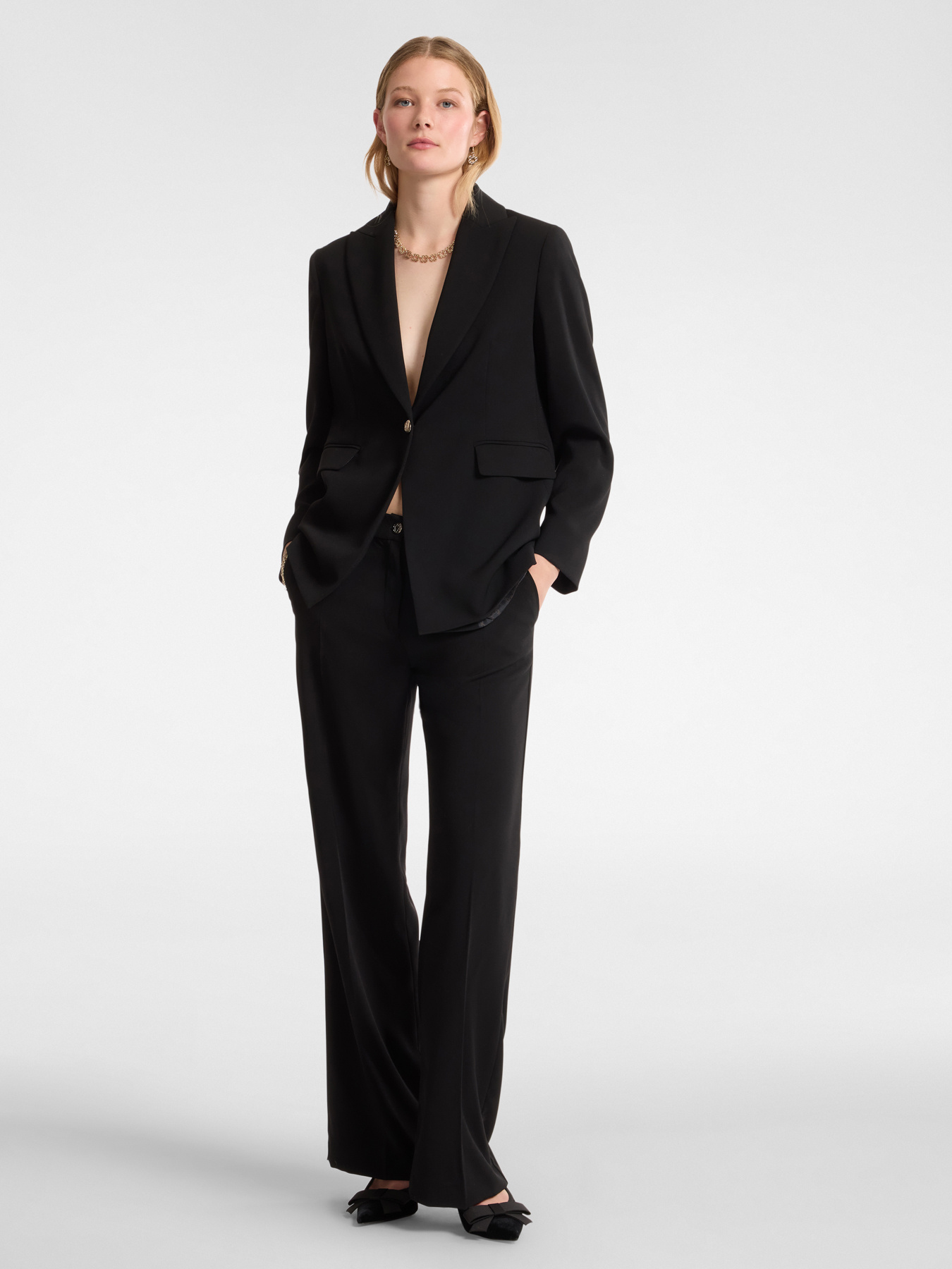 Single-breasted blazer in crepe fabric image number 2