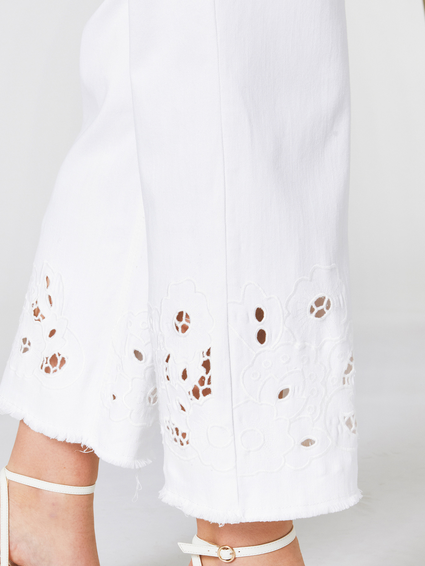 Pantalon droit avec broderie dans le bas image number 3