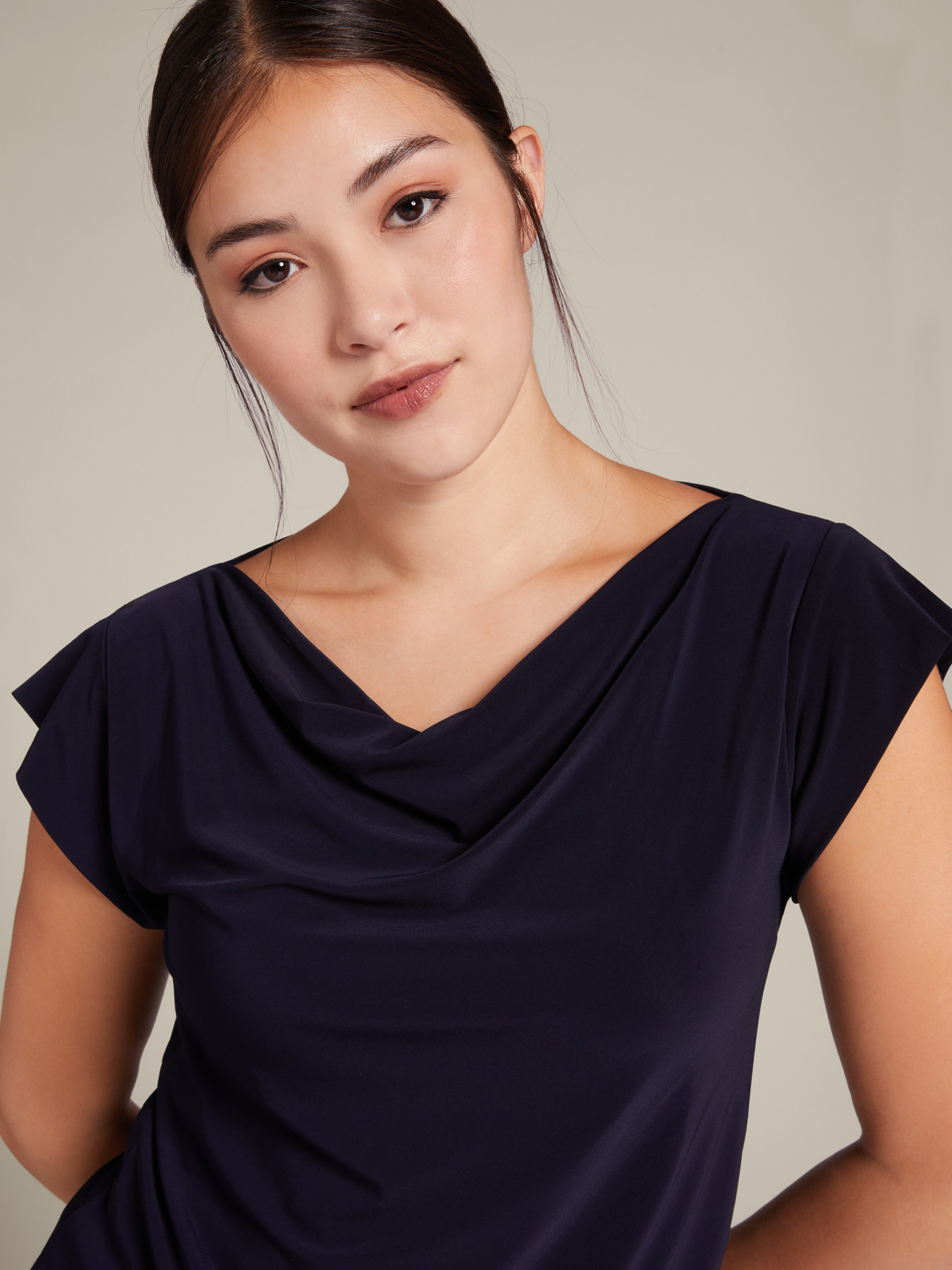 T-shirt con scollo morbido image number 4