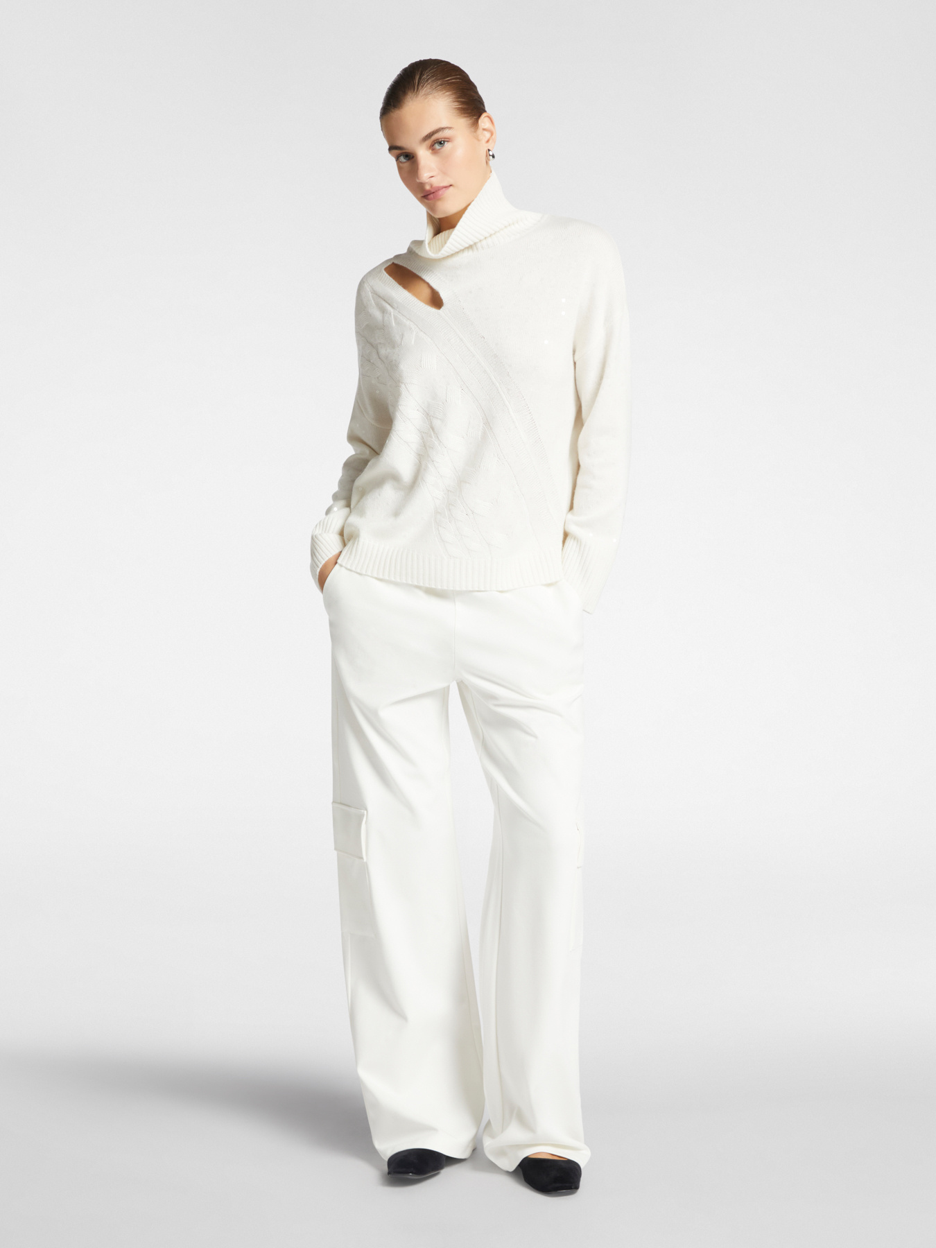 Pullover mit Pailletten und Cut-Out-Detail image number 2